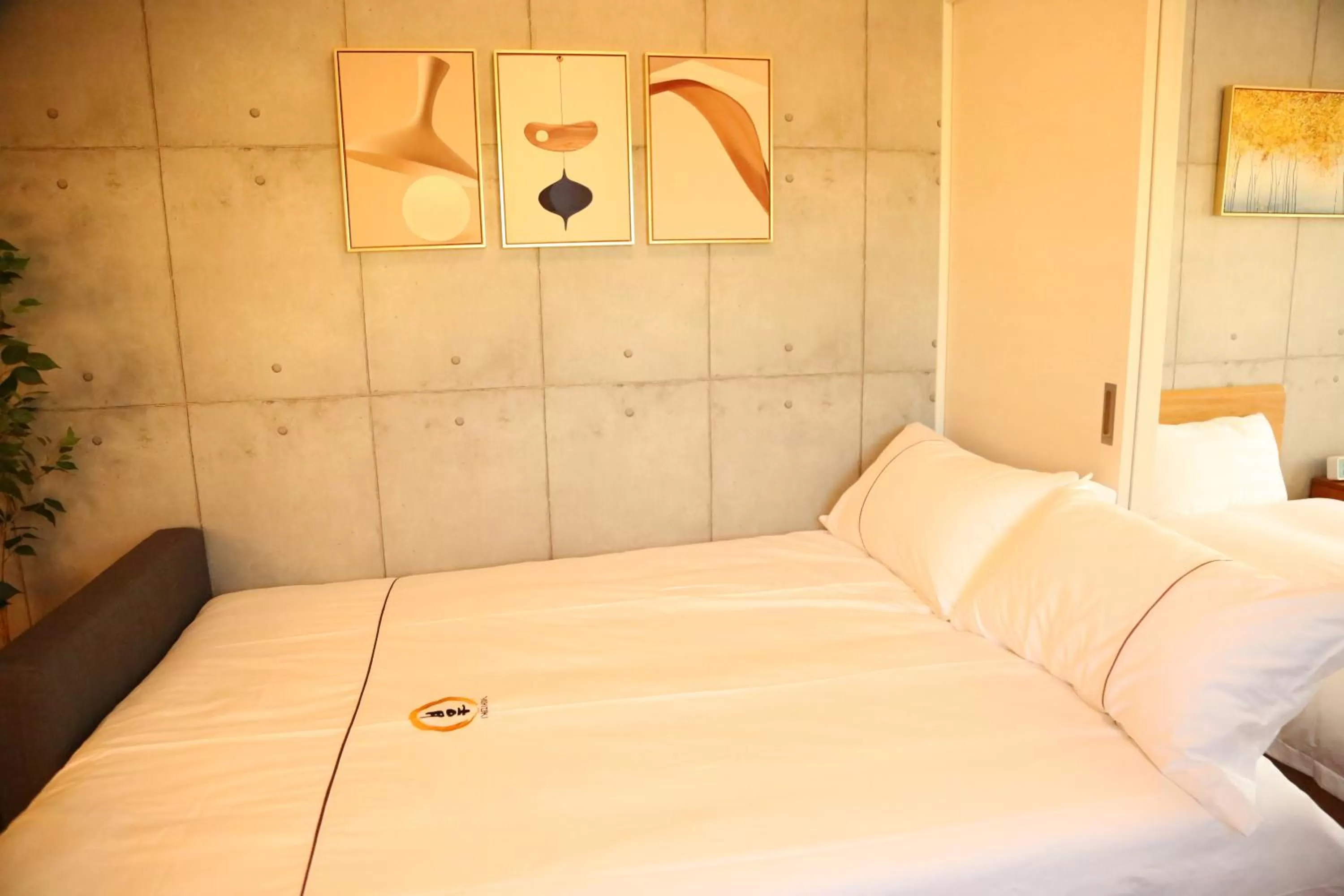 Bedroom, Bed in Yoshitsuki kaku - Yoshitsuki Apart Hotel