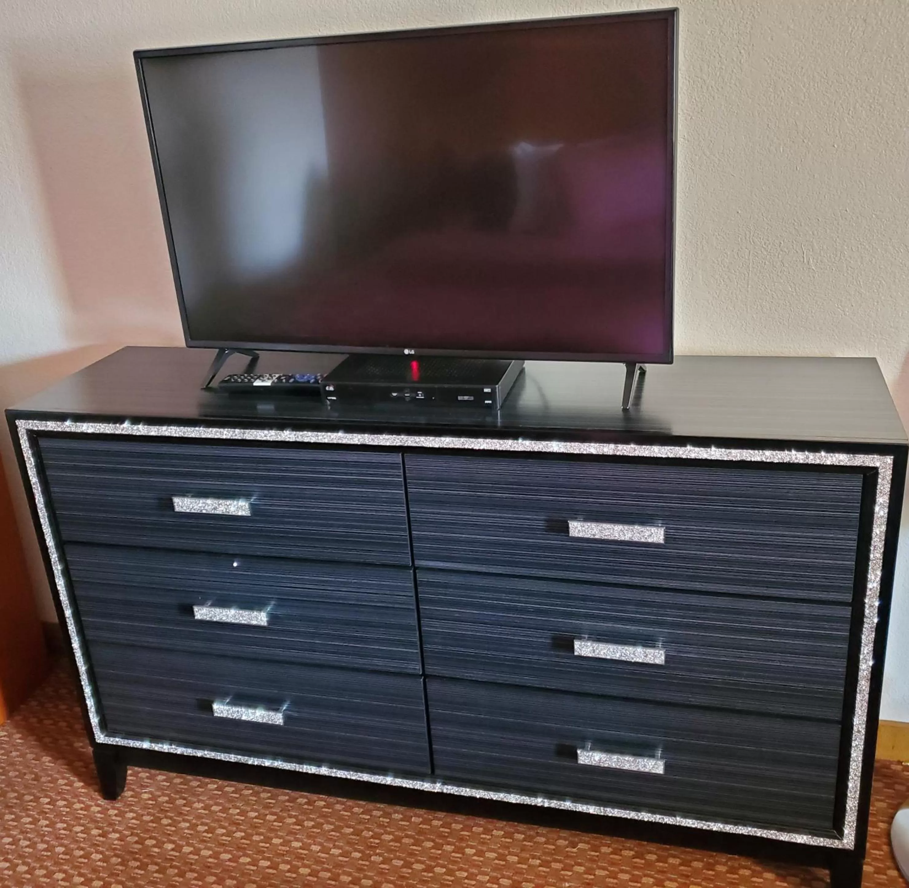 TV and multimedia in Americana Inn Motel