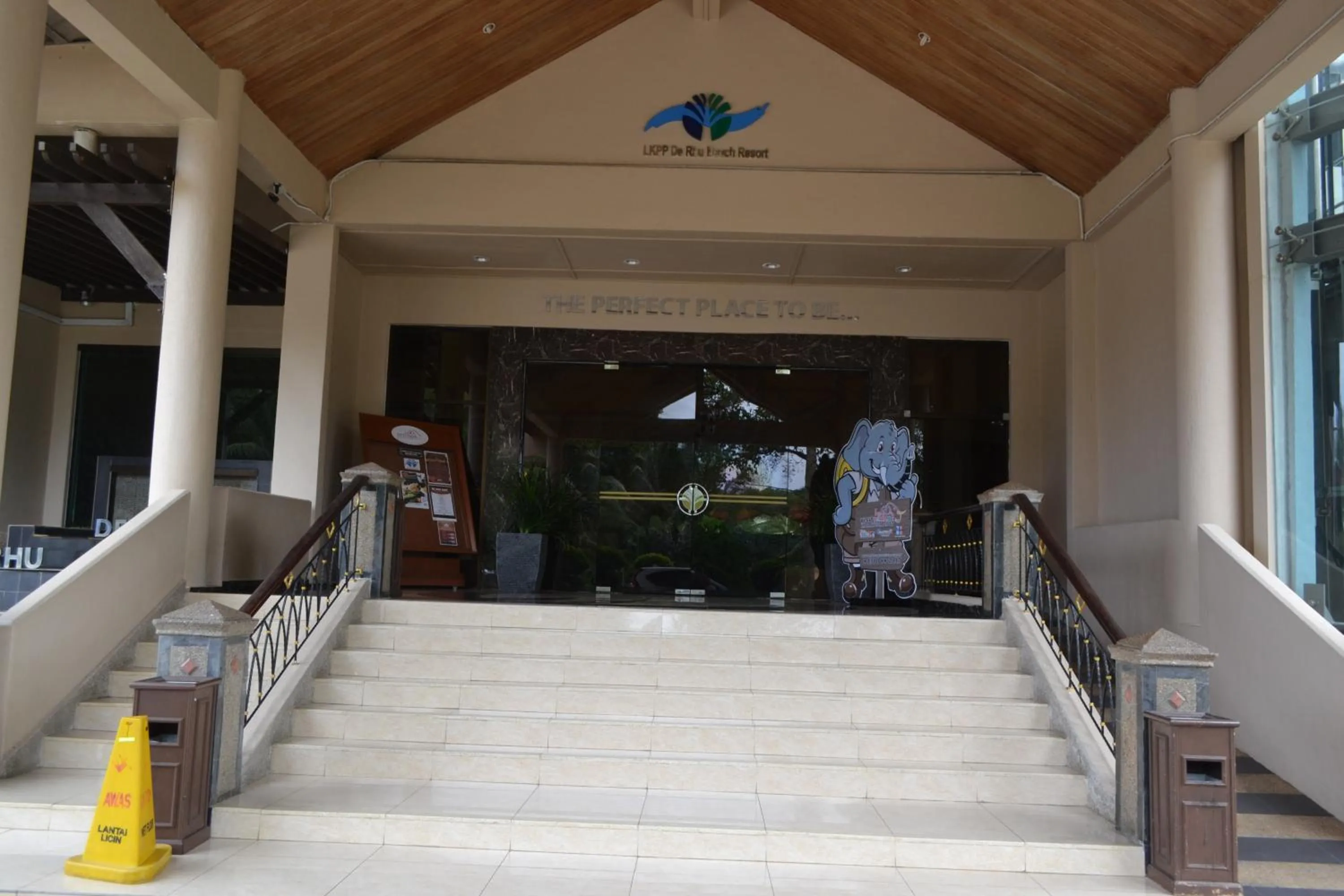 Facade/entrance in De Rhu Beach Resort