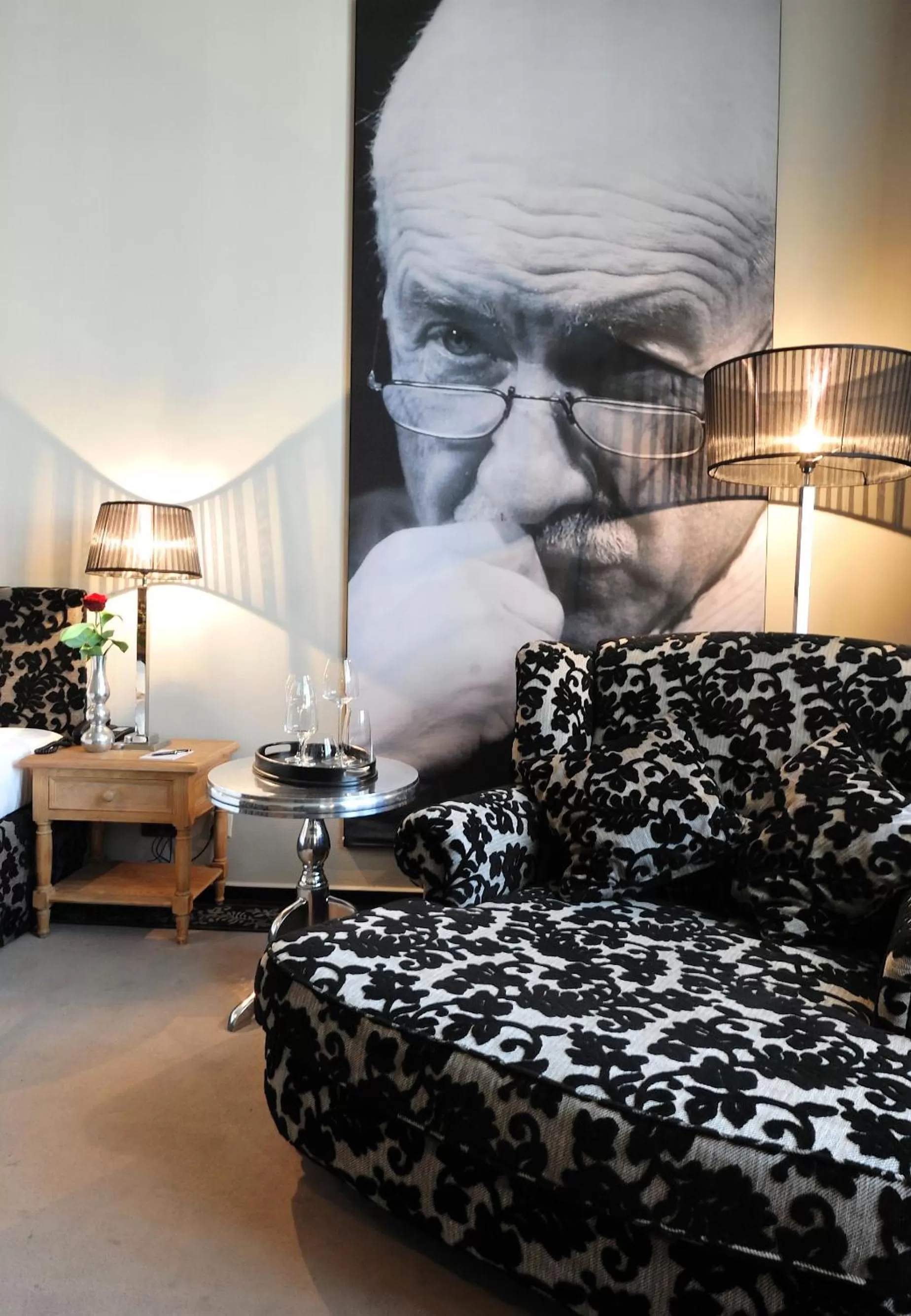 Seating area, Bed in Stage47