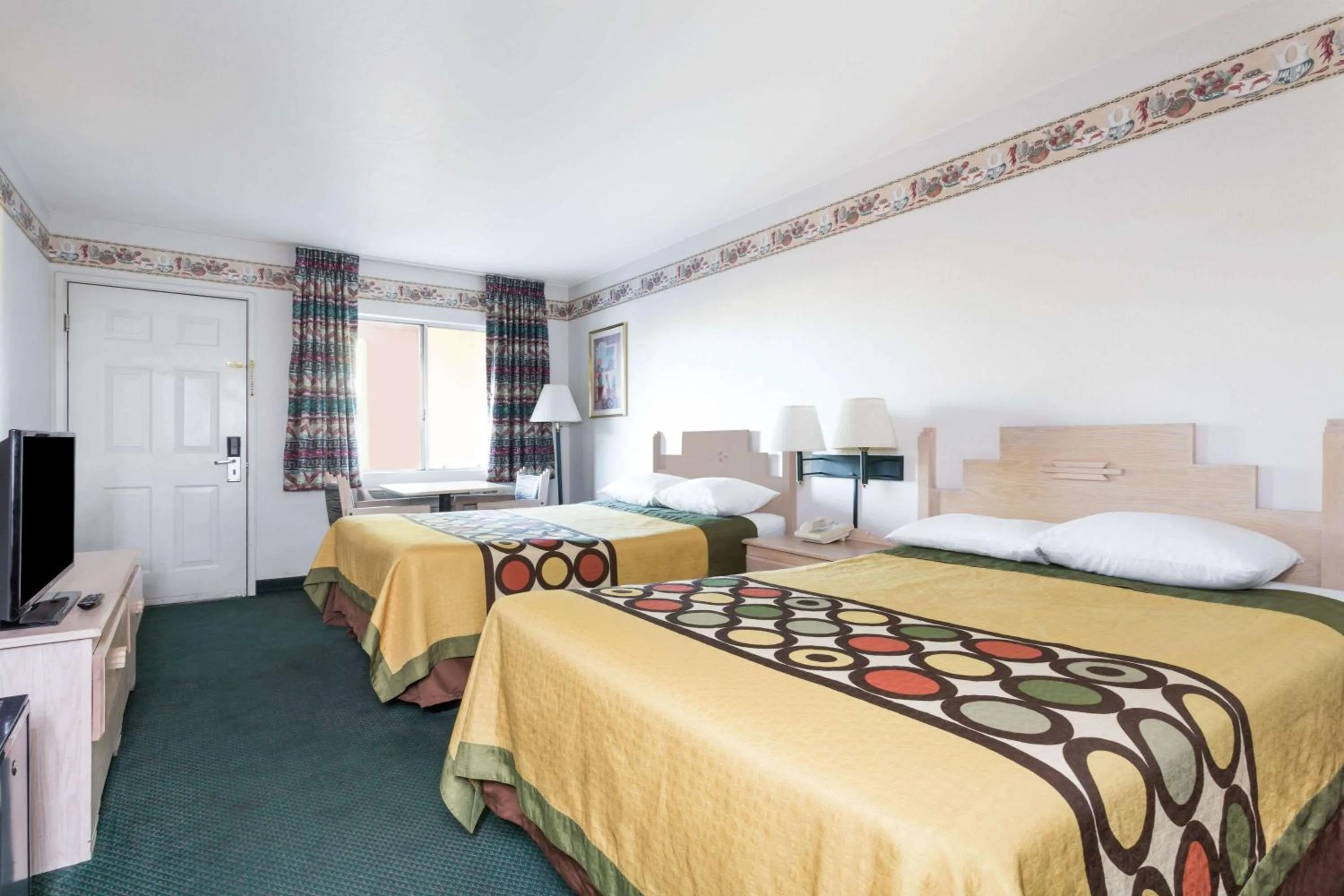 Photo of the whole room, Bed in Super 8 by Wyndham Cottonwood