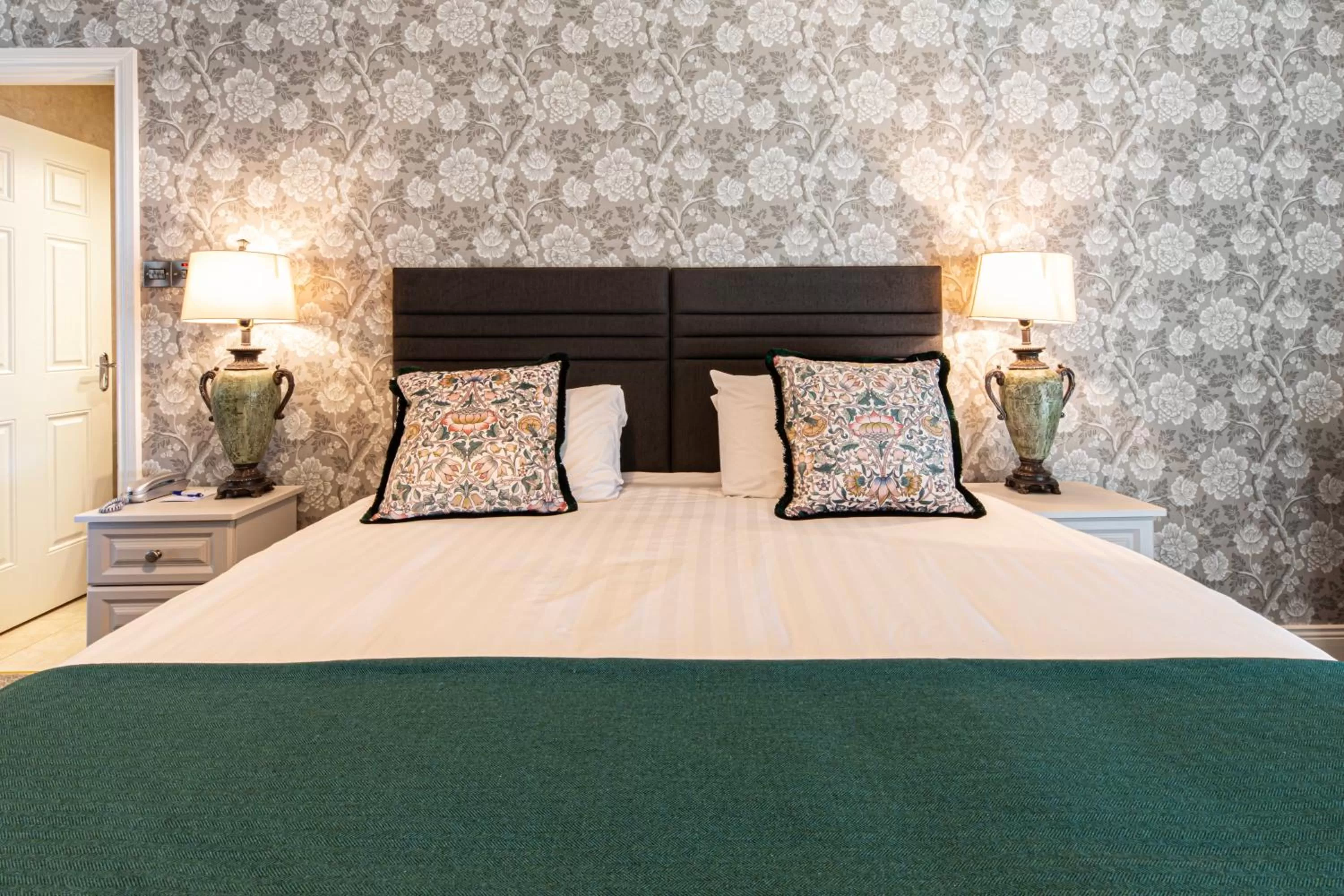 Bedroom, Bed in Ballina Manor Hotel