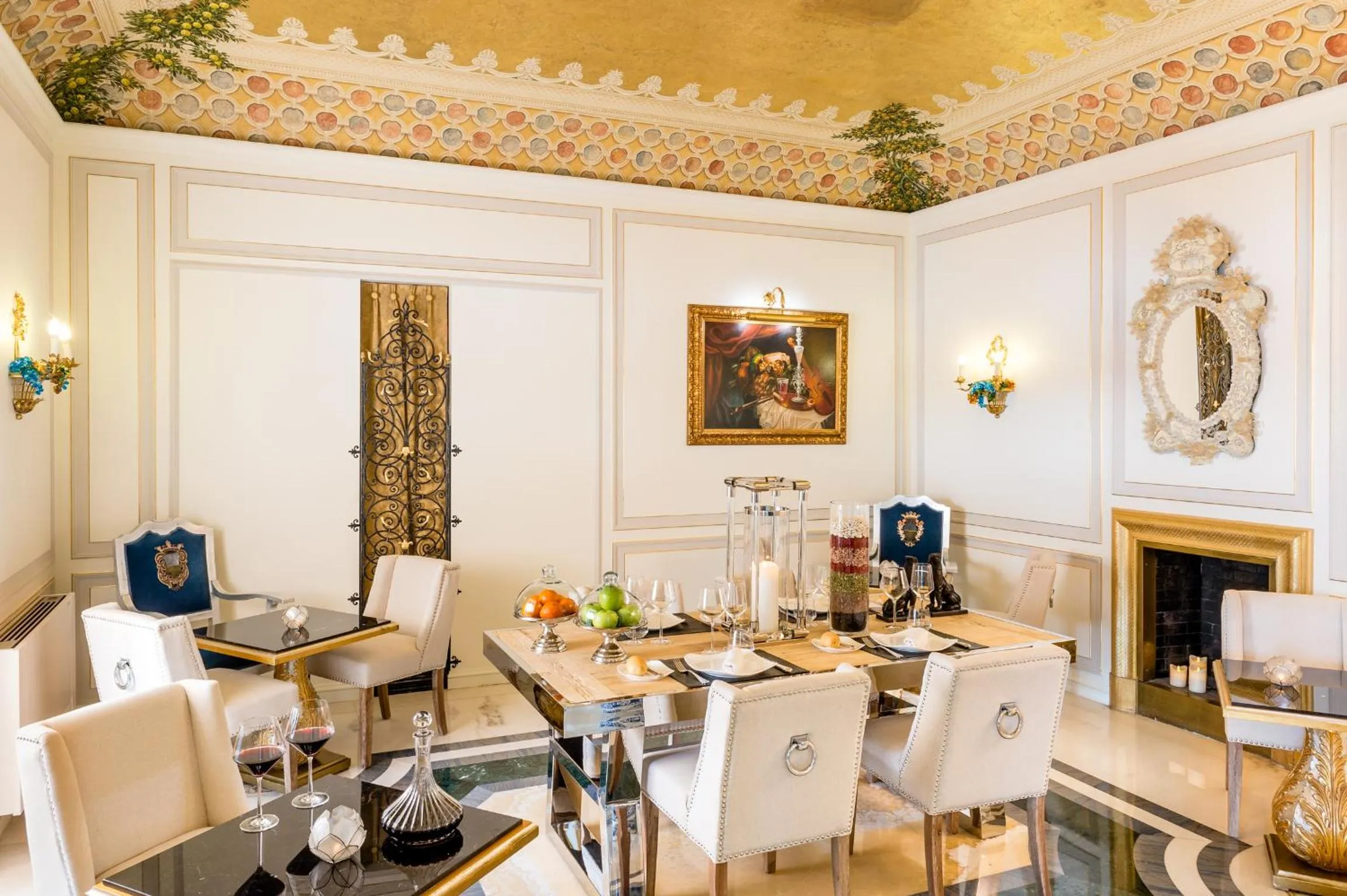 Lounge or bar in Villa e Palazzo Aminta - A Leading Hotel of The World