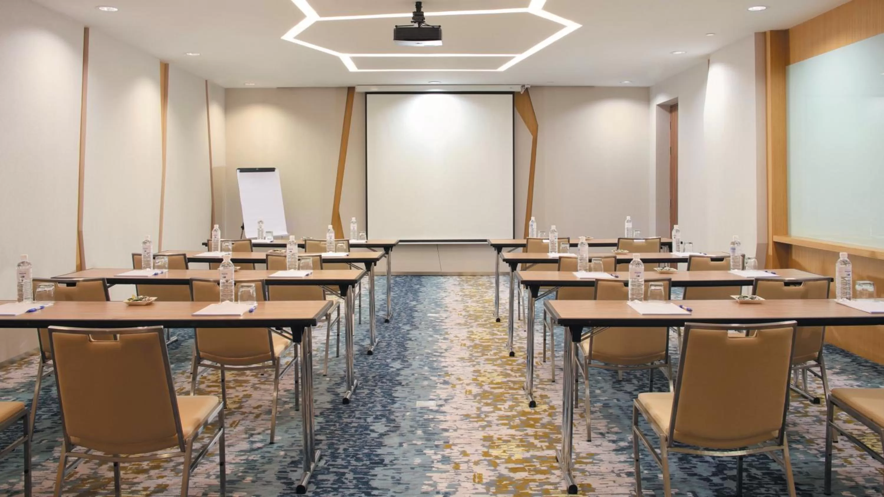 Meeting/conference room in Holiday Inn Express Baruna by IHG