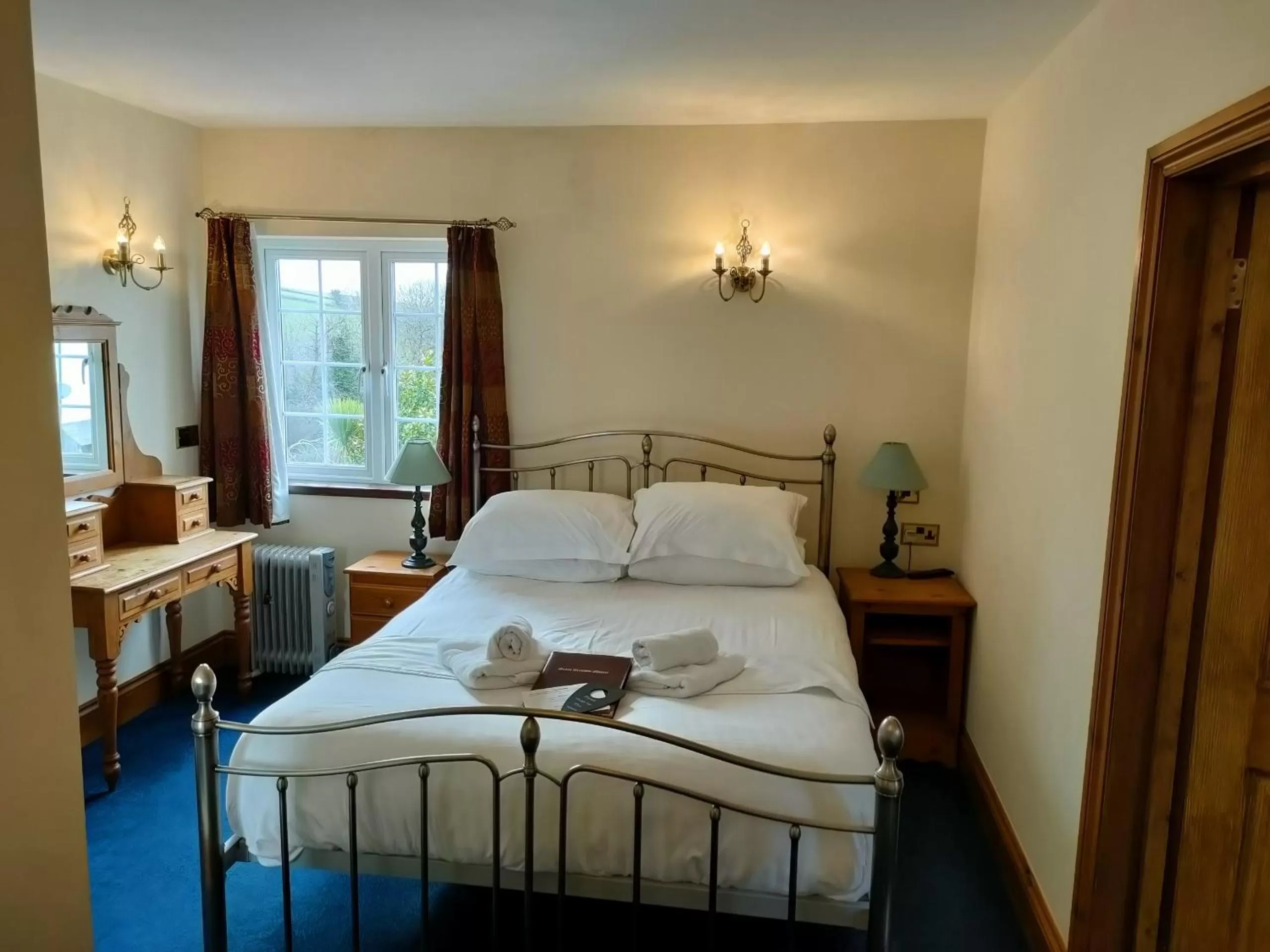 Bedroom, Bed in Great Trethew Hotel - Self Catering Lodges - Bar & Restaurant