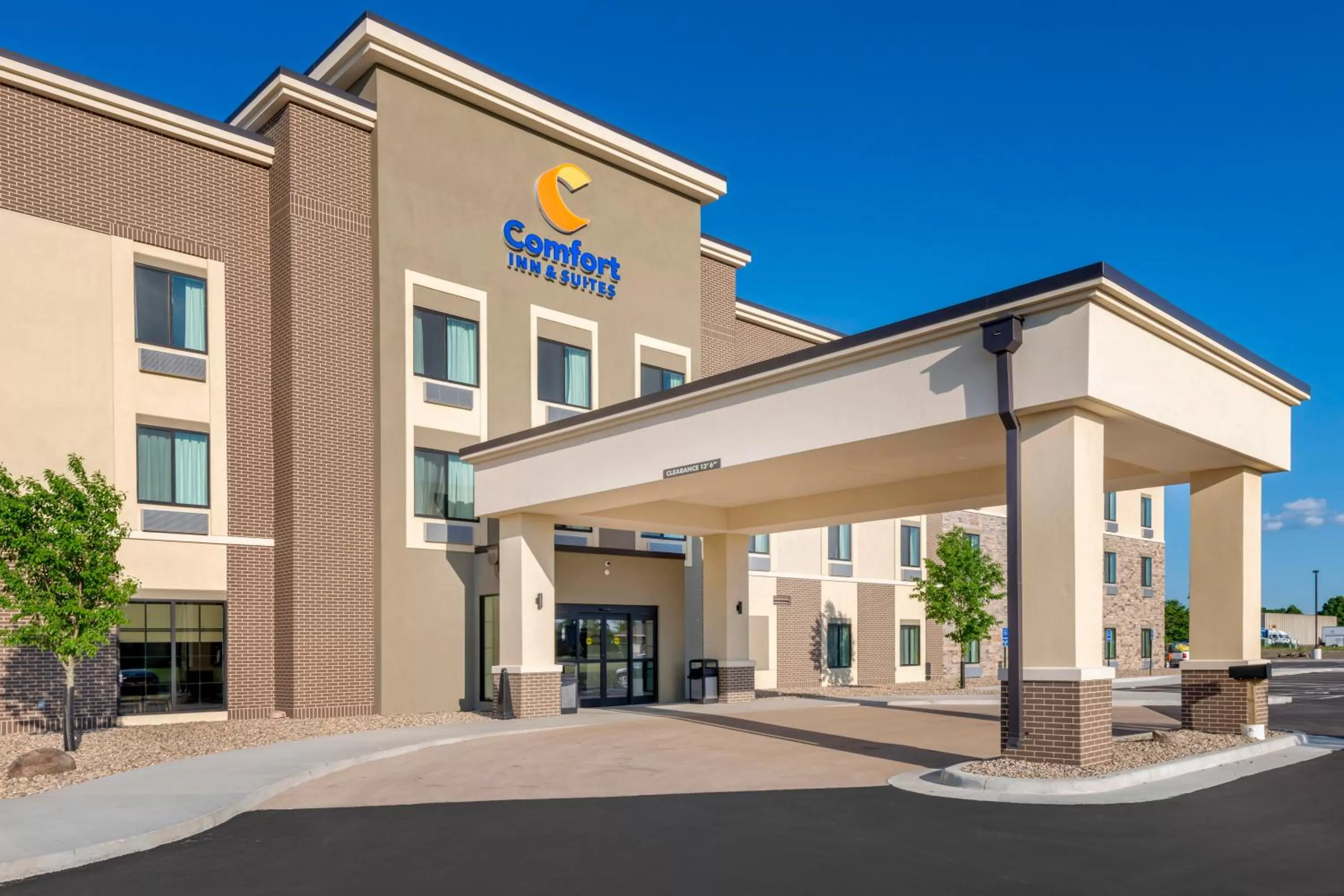 Property building in Comfort Inn & Suites North Mankato