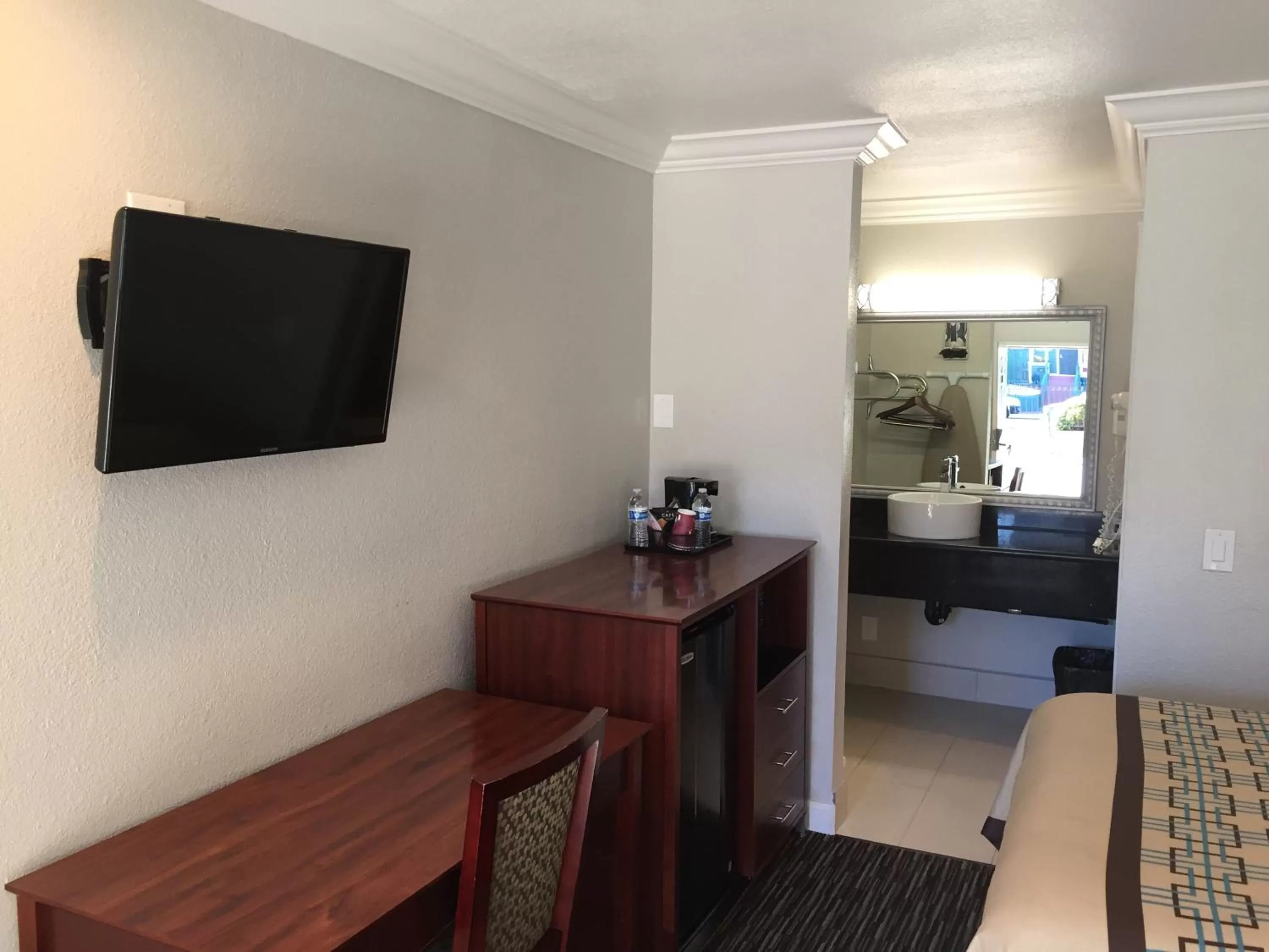 Photo of the whole room, Bed in Continental Lodge