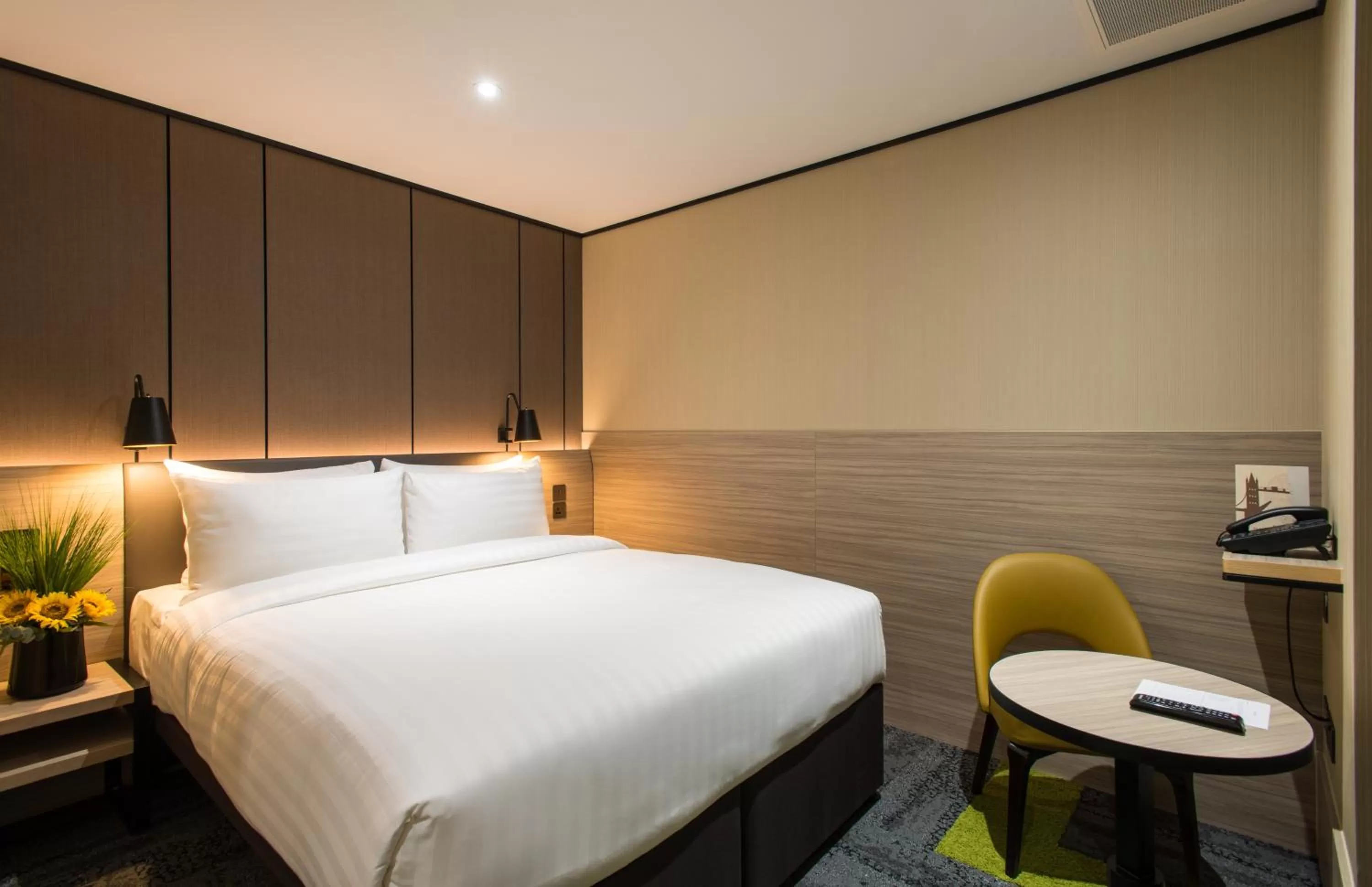 Bedroom, Bed in Aerotel London Heathrow Airport, Terminal 2 & Terminal 3