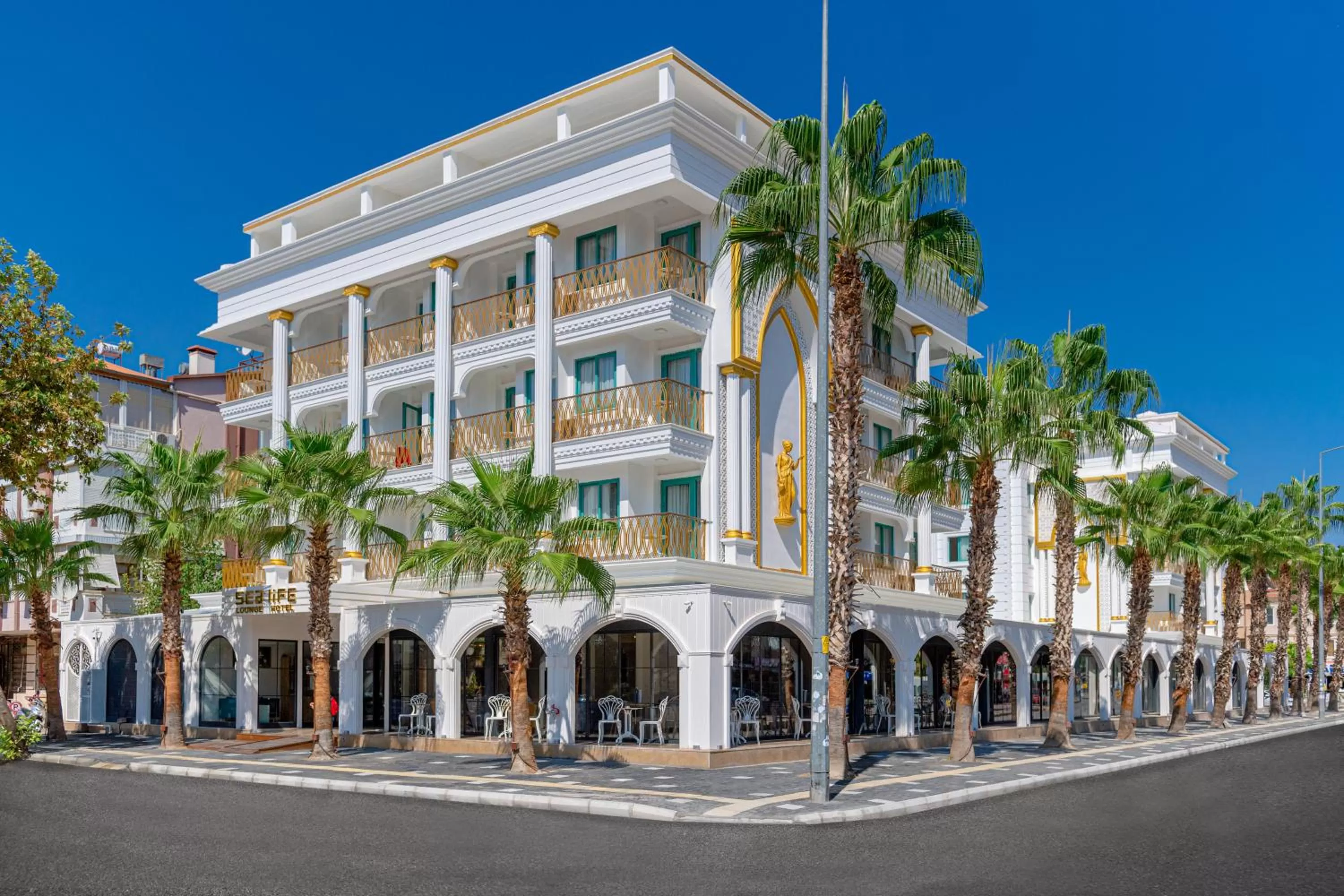 Property building in Sealife Lounge - Adult only