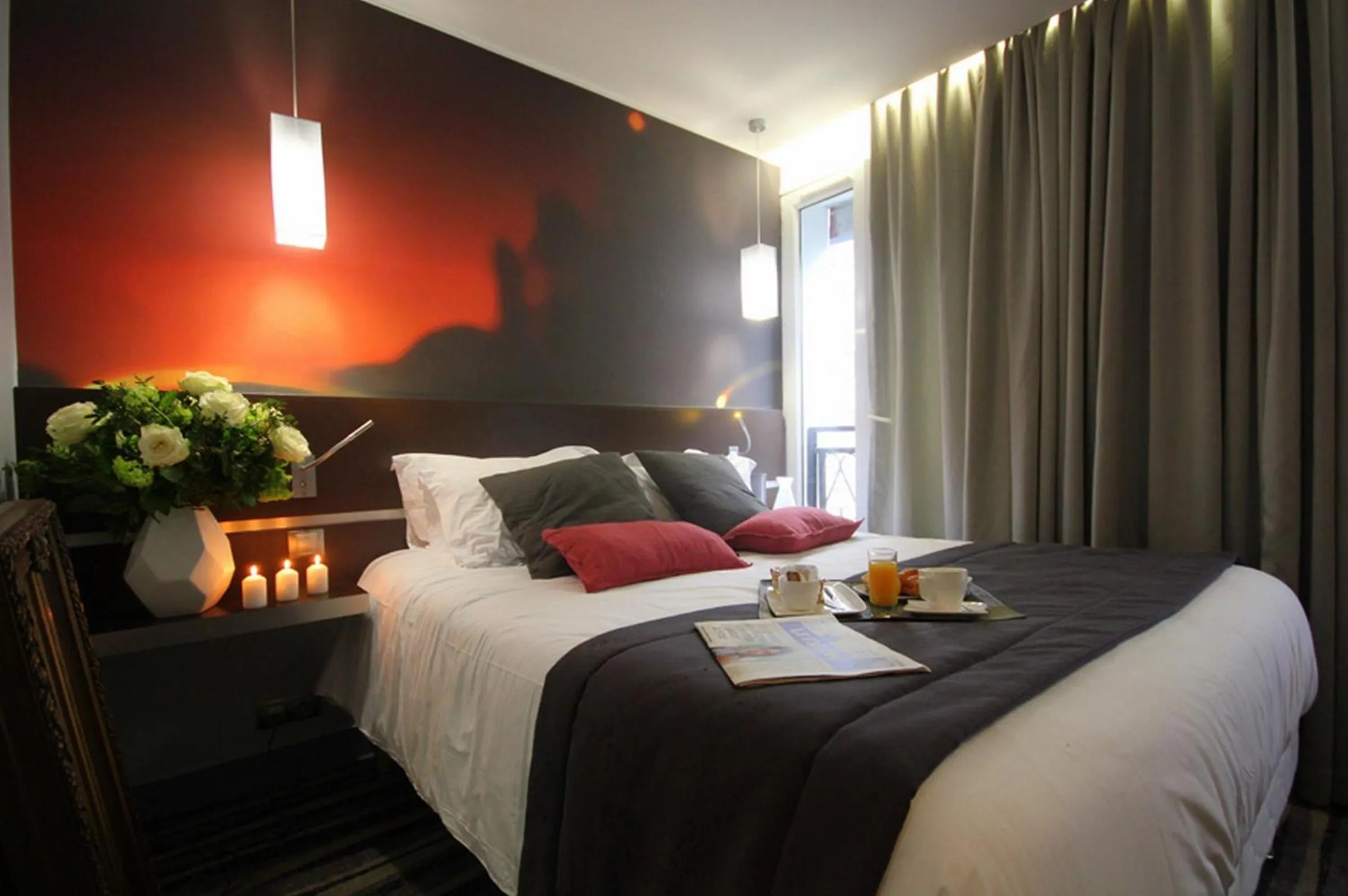 Bed in Hôtel Lumières Montmartre Paris