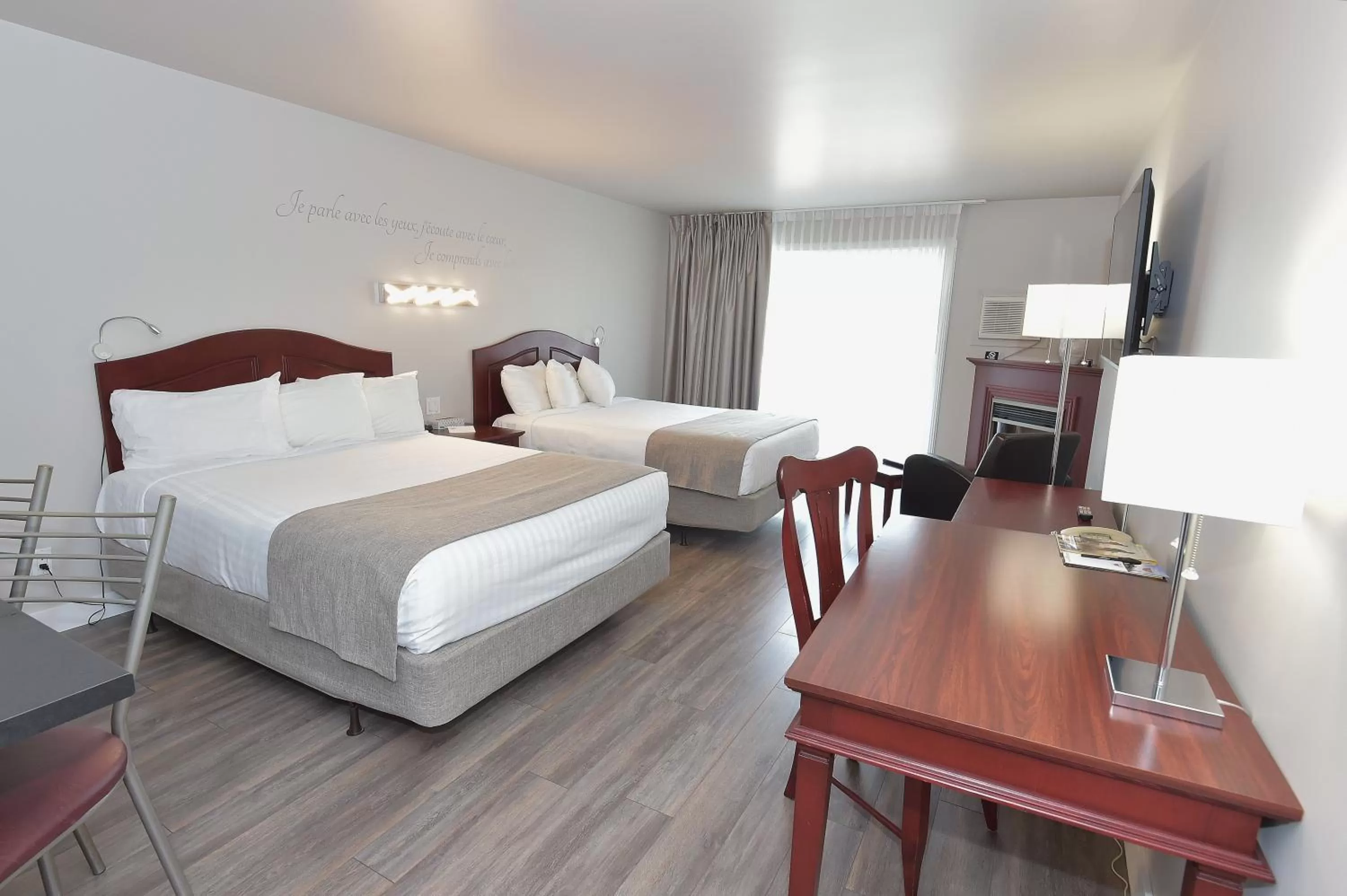 Photo of the whole room, Bed in Hôtel et Pavillons Le Petit Manoir du Casino