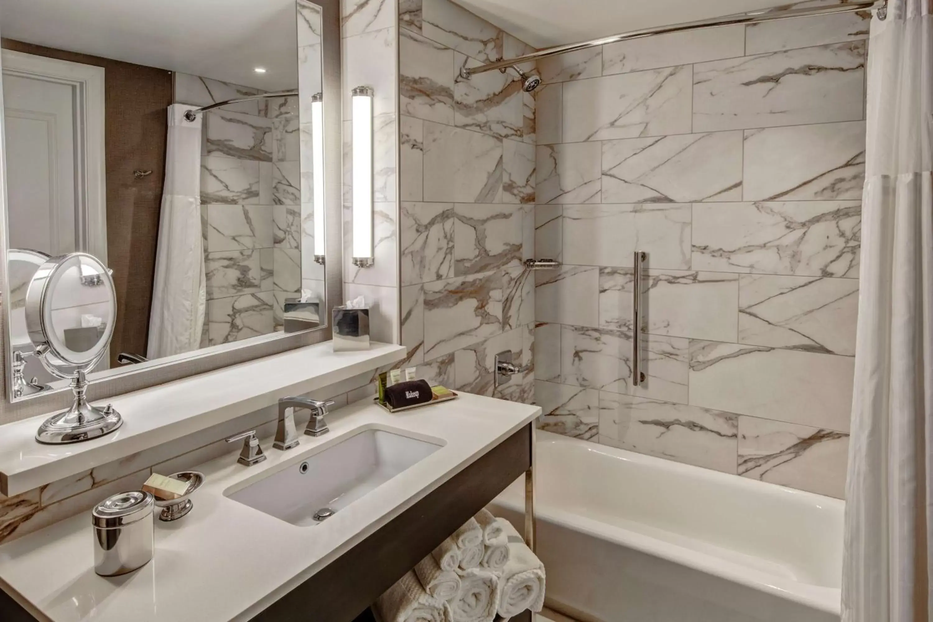 Double Room with Two Queen Beds and Bath Tub - Mobility and Hearing Access/Non-Smoking in Hilton Nashville Green Hills Double Room with Two Queen Beds and Bath Tub - Mobility and Hearing Access/Non-Smoking in Hilton Nashville Green Hills