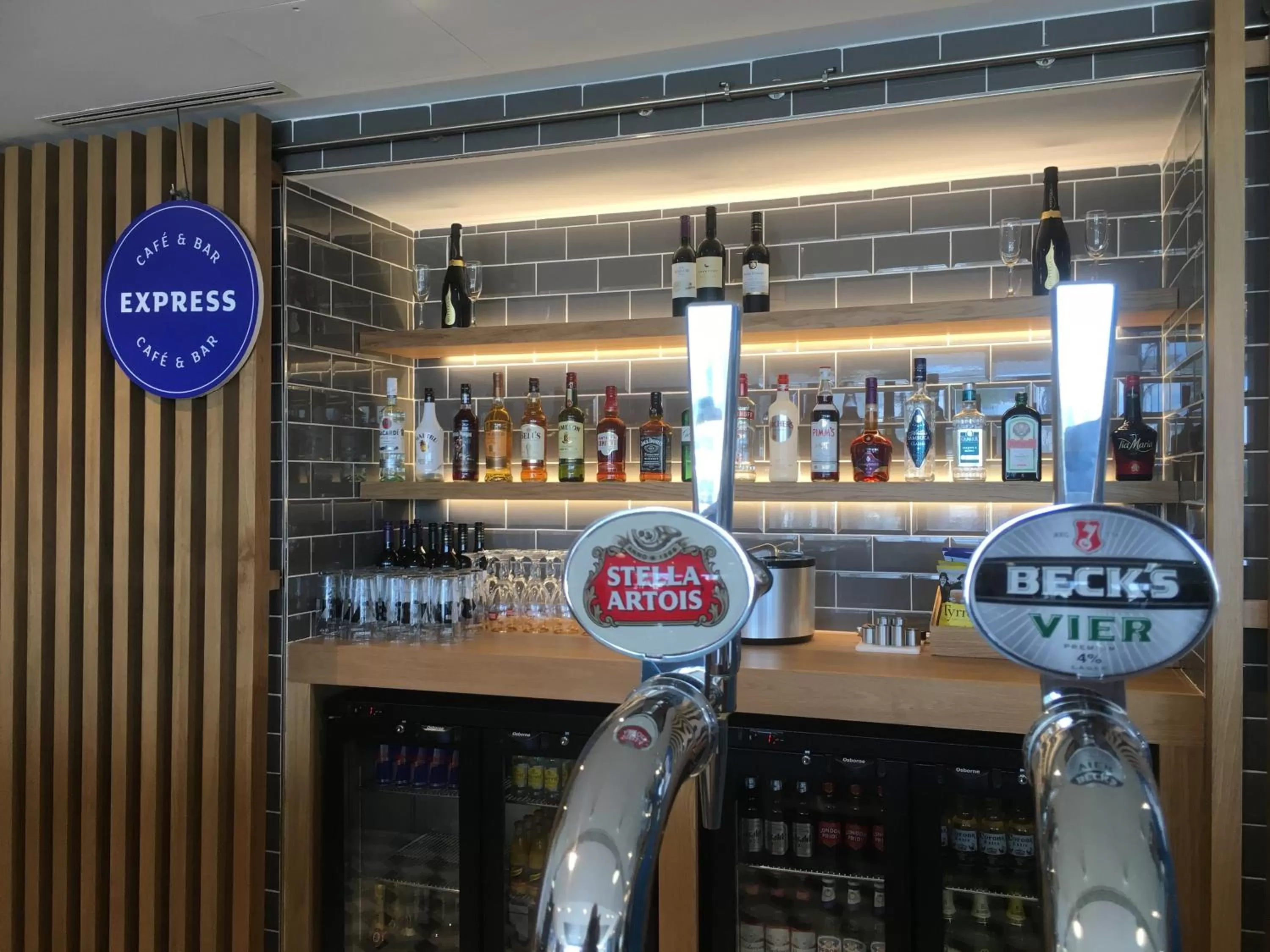 Lounge or bar in Holiday Inn Express St. Albans - M25, Jct.22