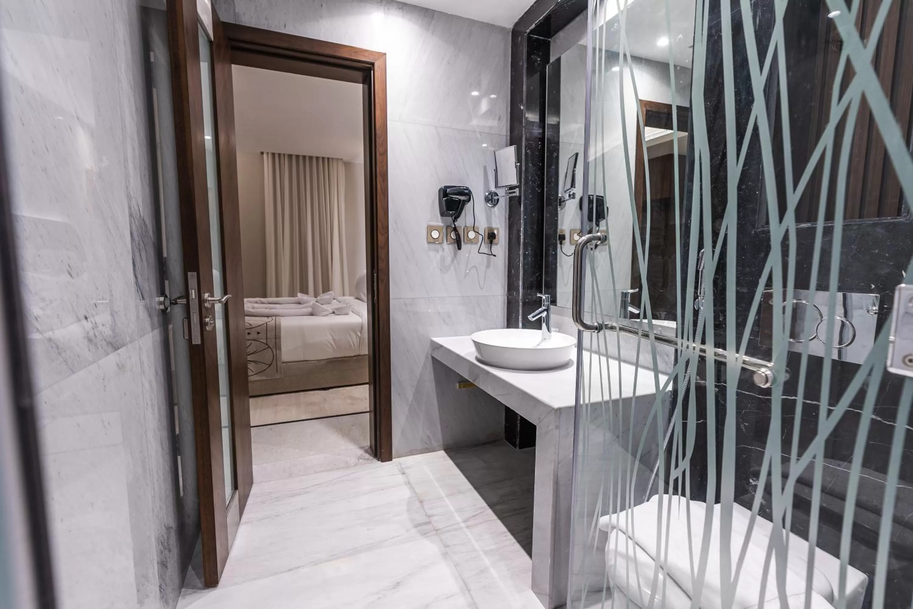 Shower, Bed in Tura Residence Olaya - ترى للشقق المخدومة العليا