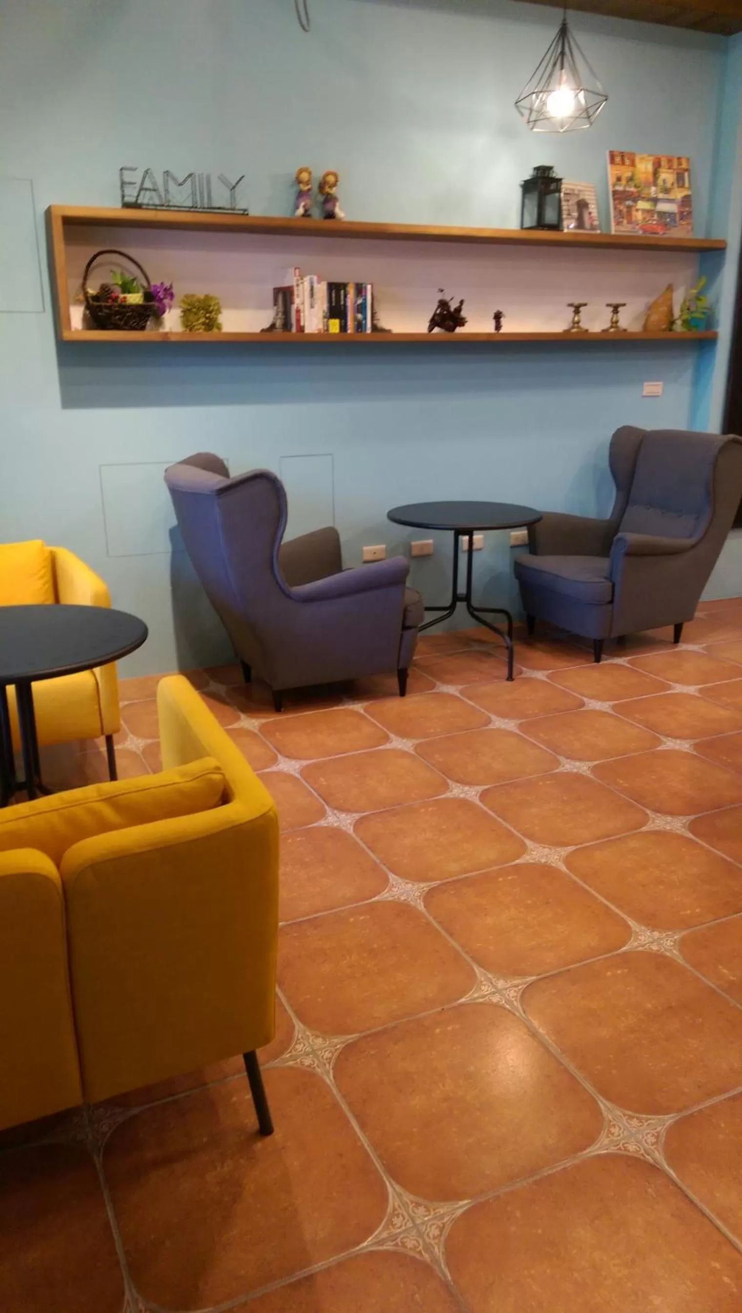 Dining area, Lounge/Bar in Alien B&B