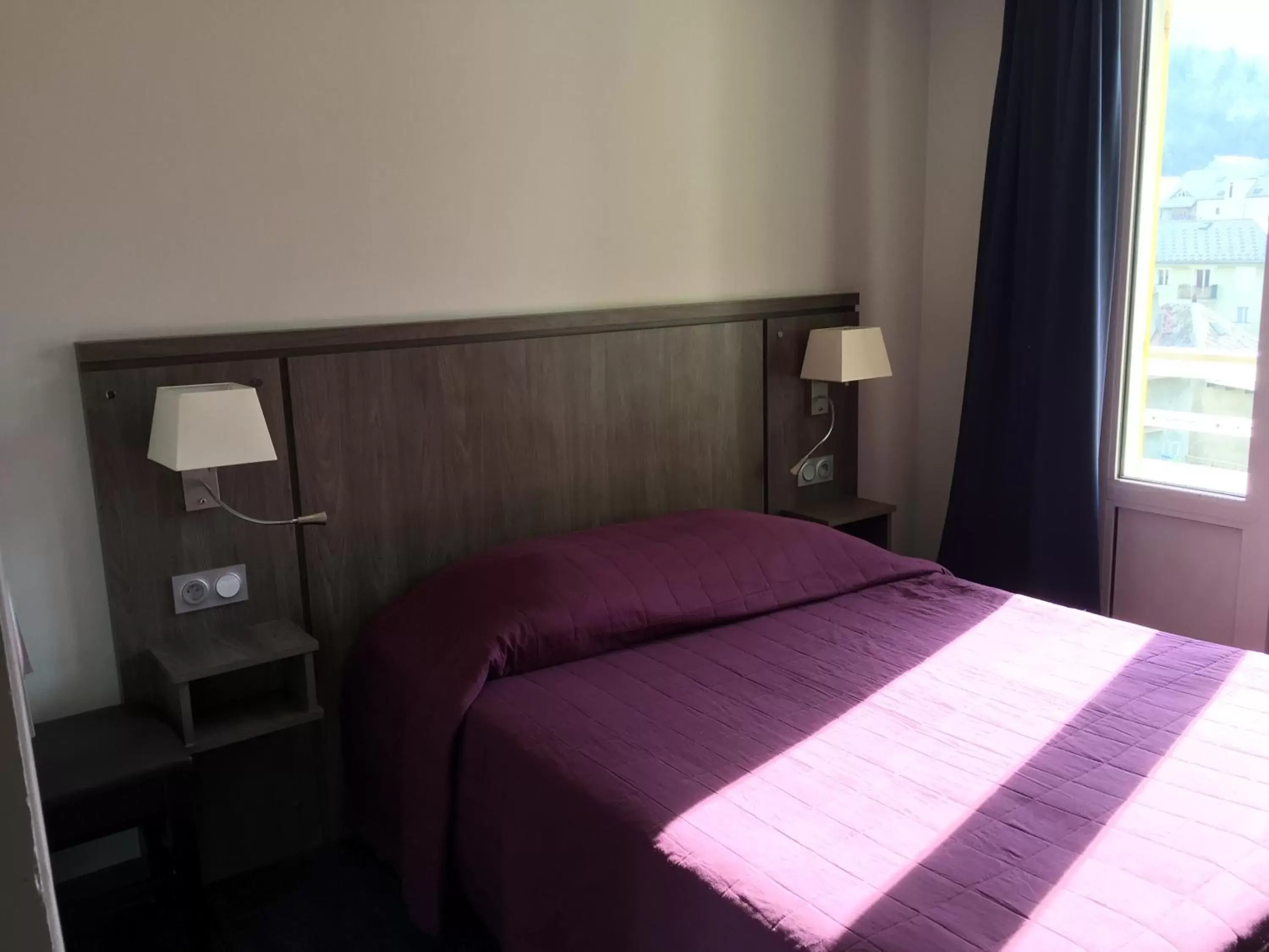 Double Room with Shower in Hôtel Mont-Brison Double Room with Shower in Hôtel Mont-Brison