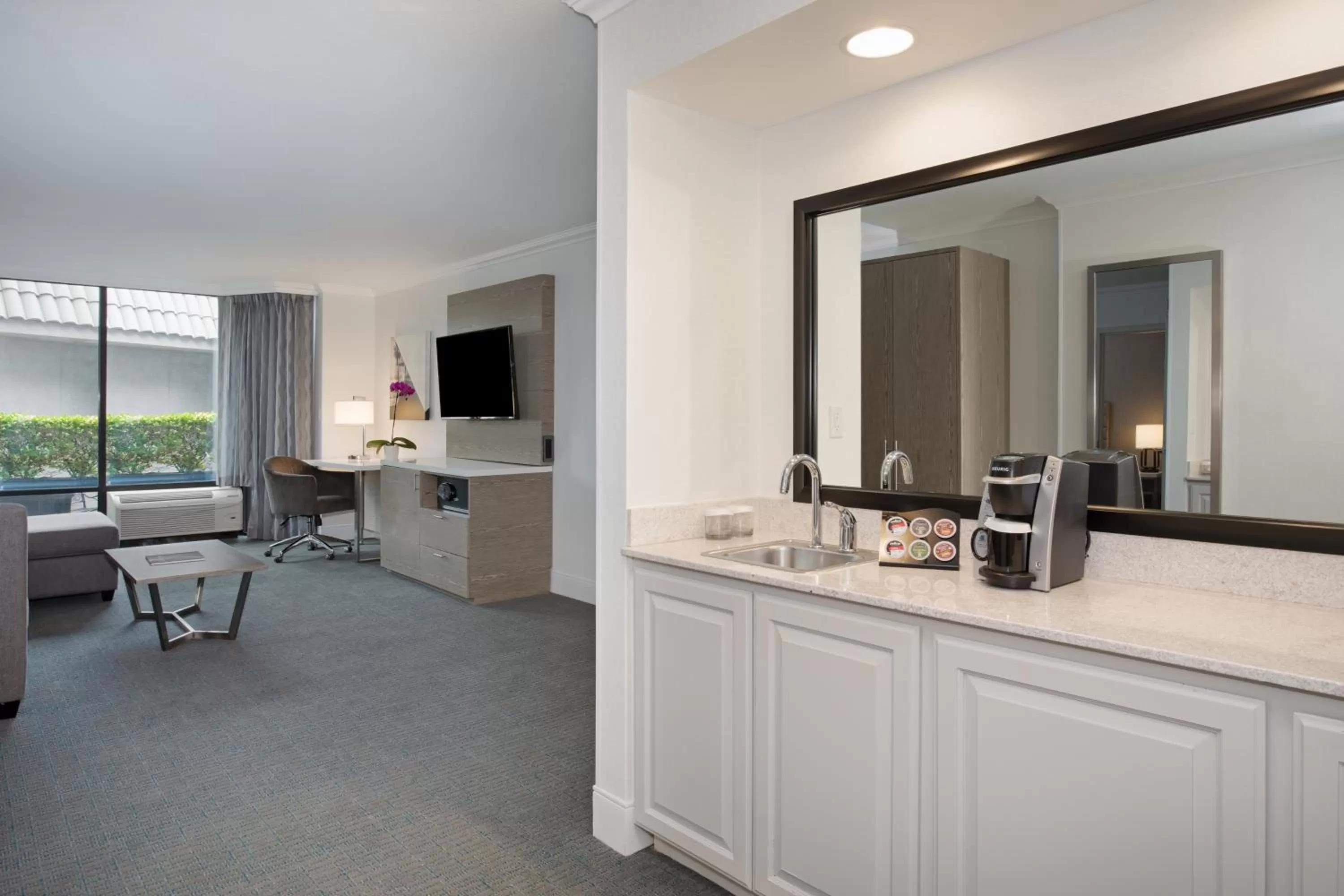 Coffee/tea facilities in Crowne Plaza Costa Mesa Orange County by IHG