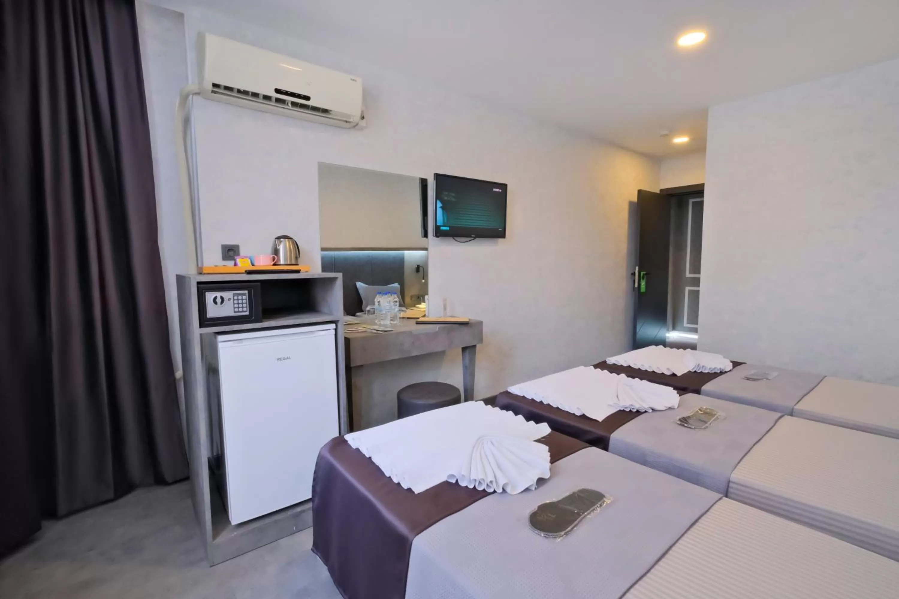 Bed in The Queen Hotel