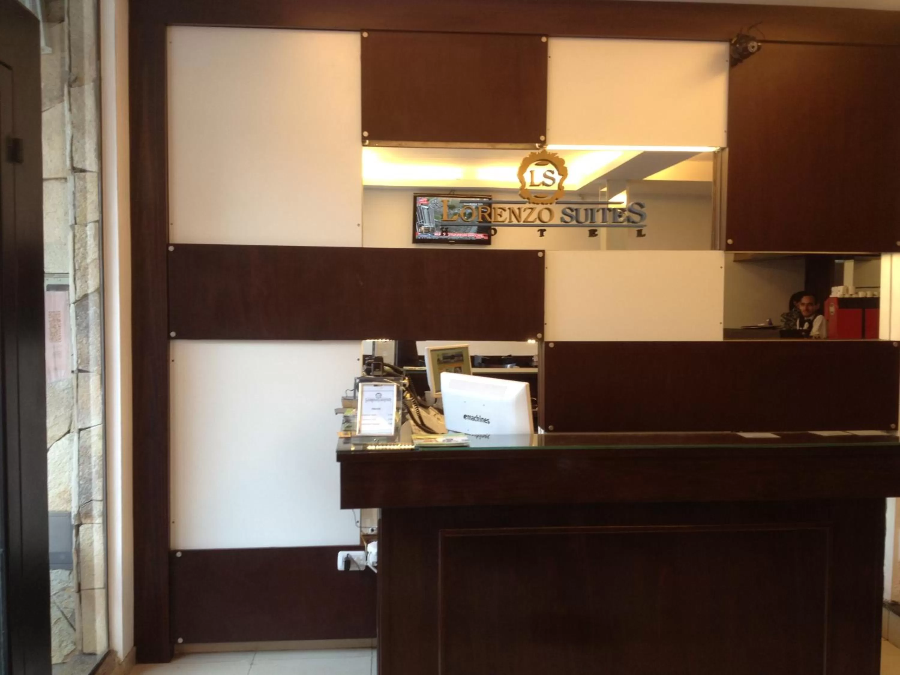 Lobby or reception, TV/Entertainment Center in Lorenzo Suites Hotel