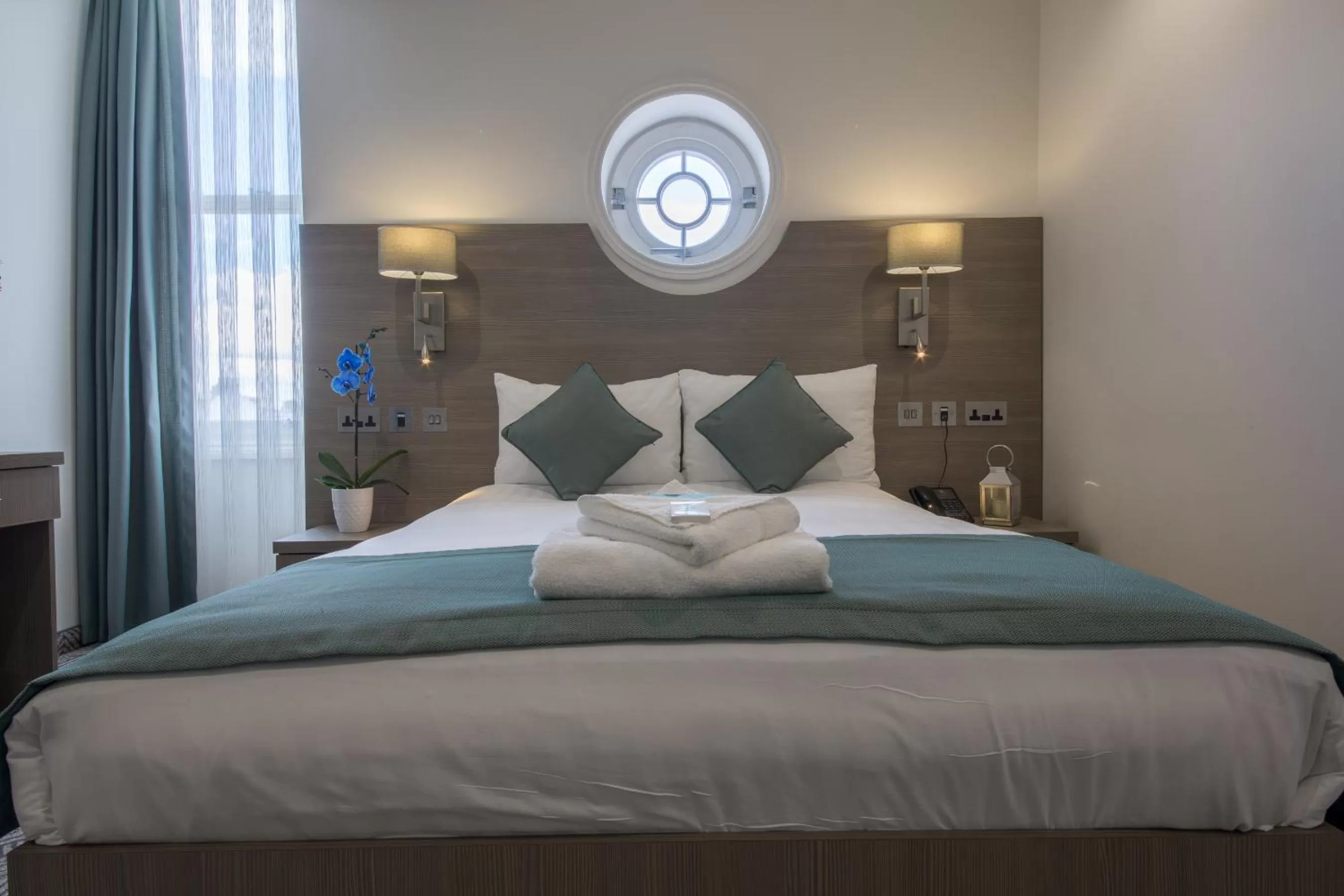 Bed in The Lion & Key Hotel