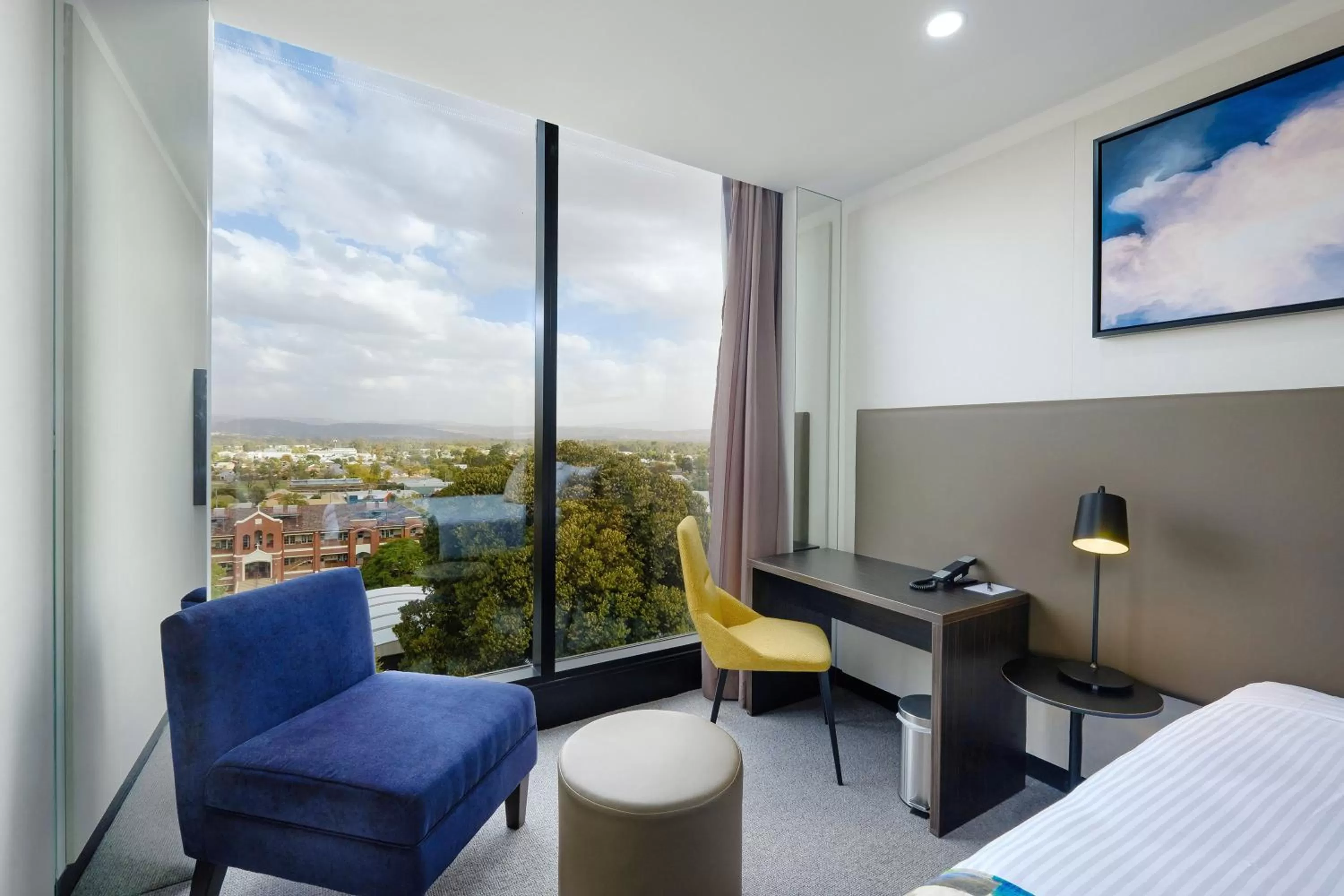 Living room, Bed in Mantra Albury