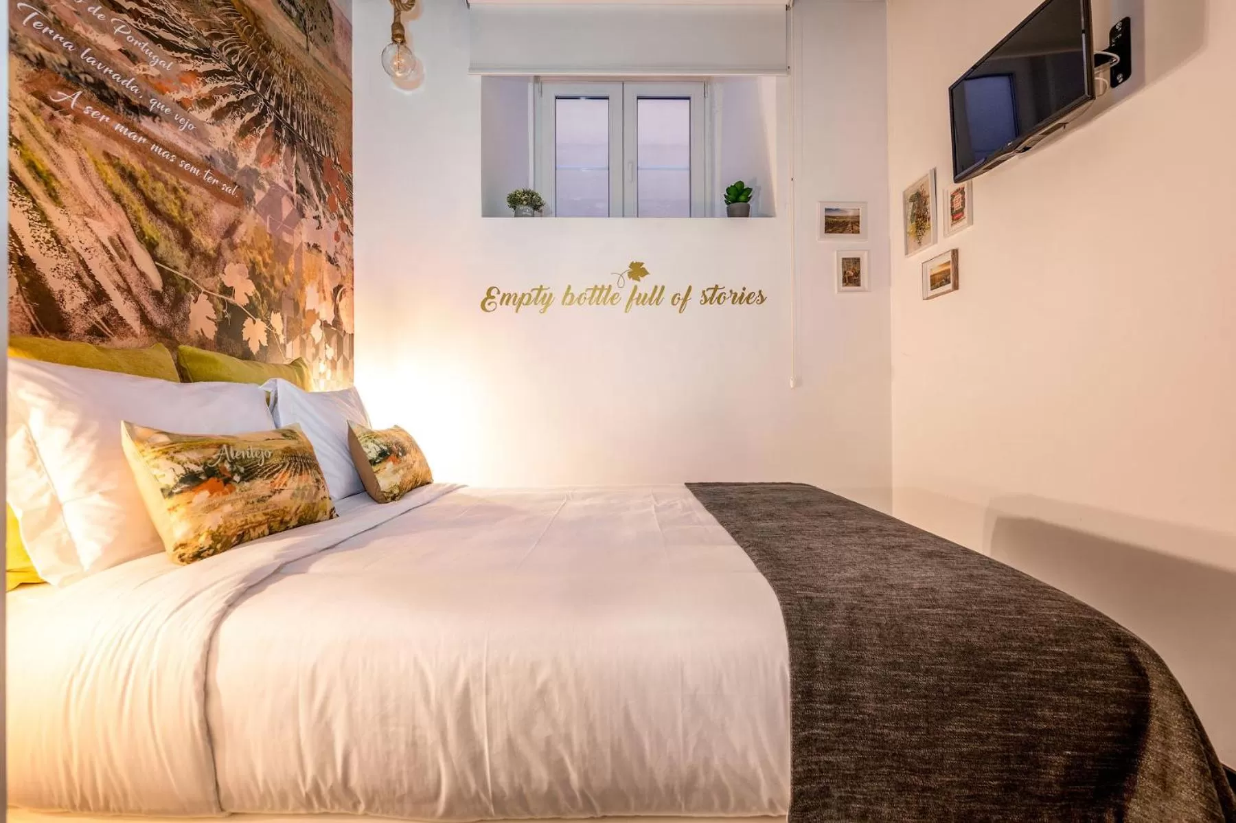 Photo of the whole room, Bed in Lisbon Wine House - Rooms & Suites