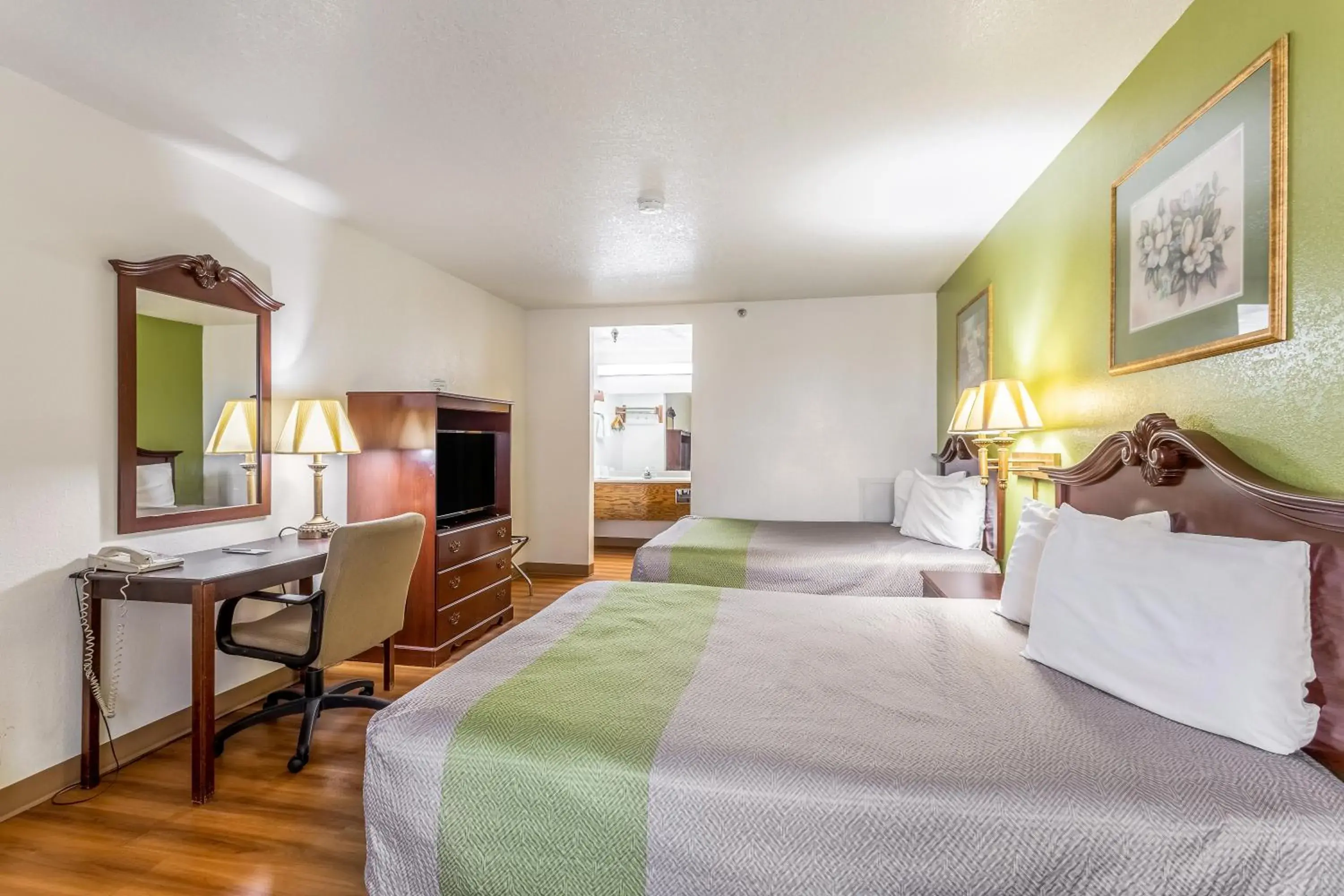 Standard Queen Room with Two Queen Beds - Non-Smoking in Rodeway Inn Santa Rosa Standard Queen Room with Two Queen Beds - Non-Smoking in Rodeway Inn Santa Rosa