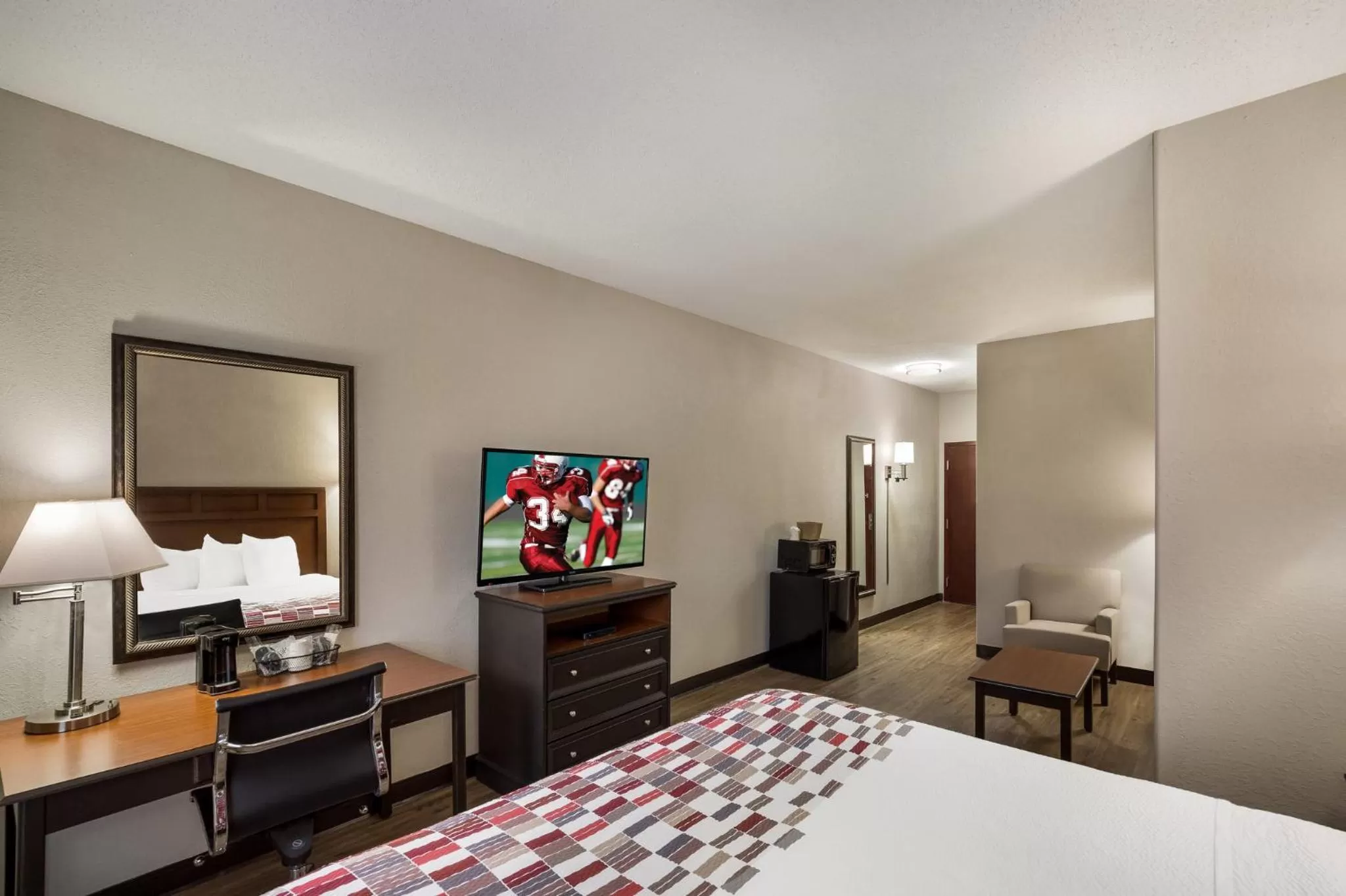 Photo of the whole room, Bed in Red Roof Inn & Suites Bloomsburg - Mifflinville