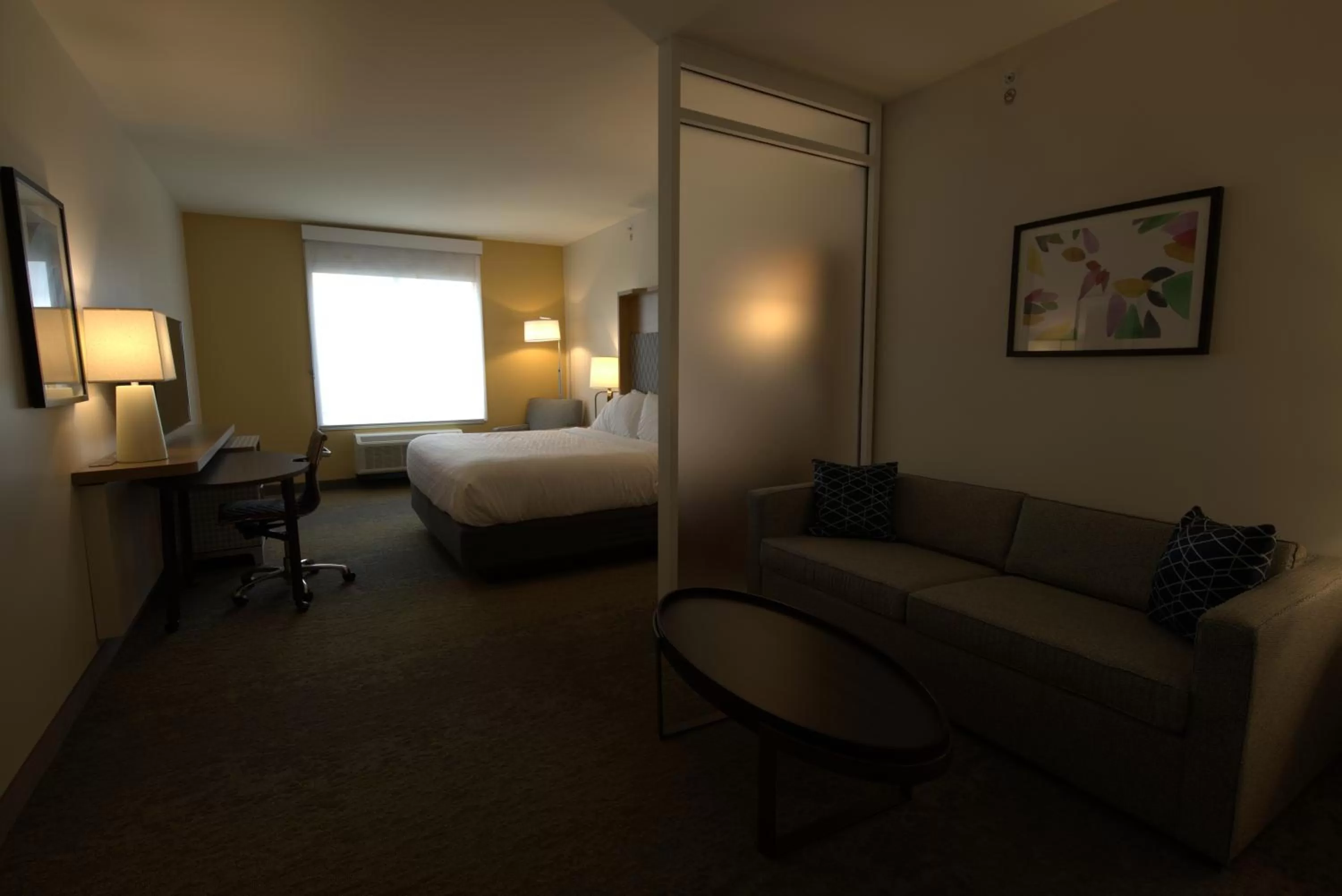 Seating area, Bed in Holiday Inn & Suites - Hopkinsville - Convention Ctr by IHG