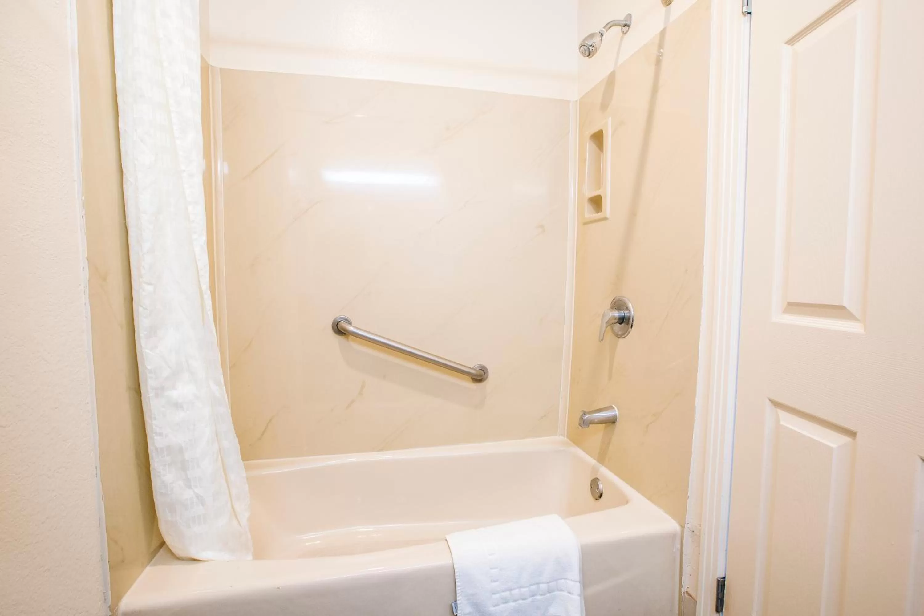 Bathroom in Anaheim Discovery Inn and Suites