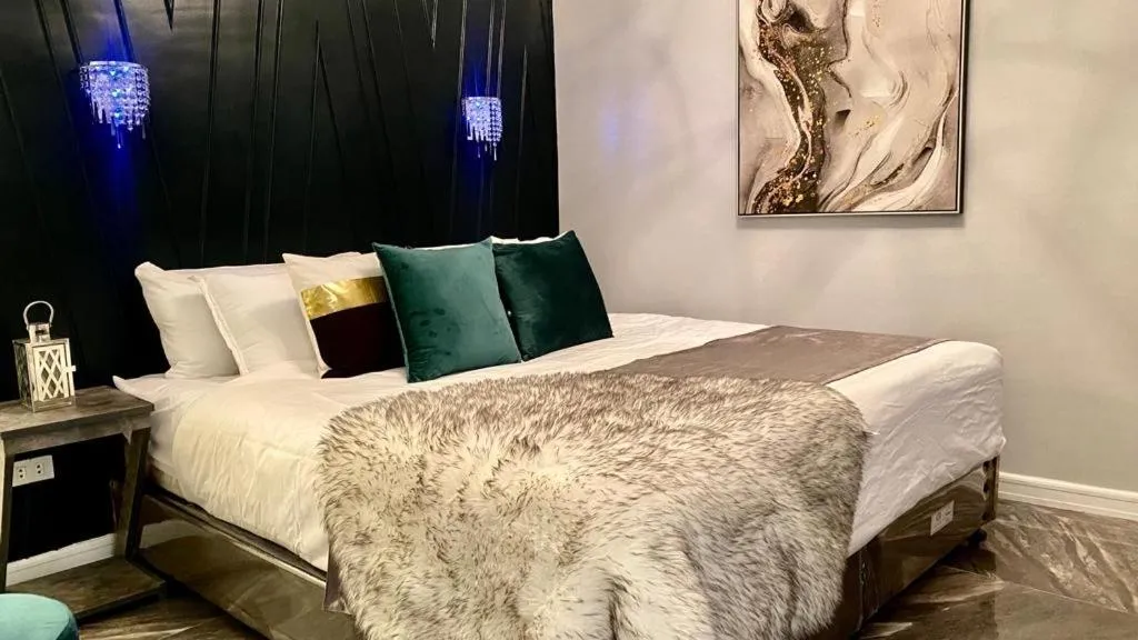 Bedroom, Bed in Mpt Suites