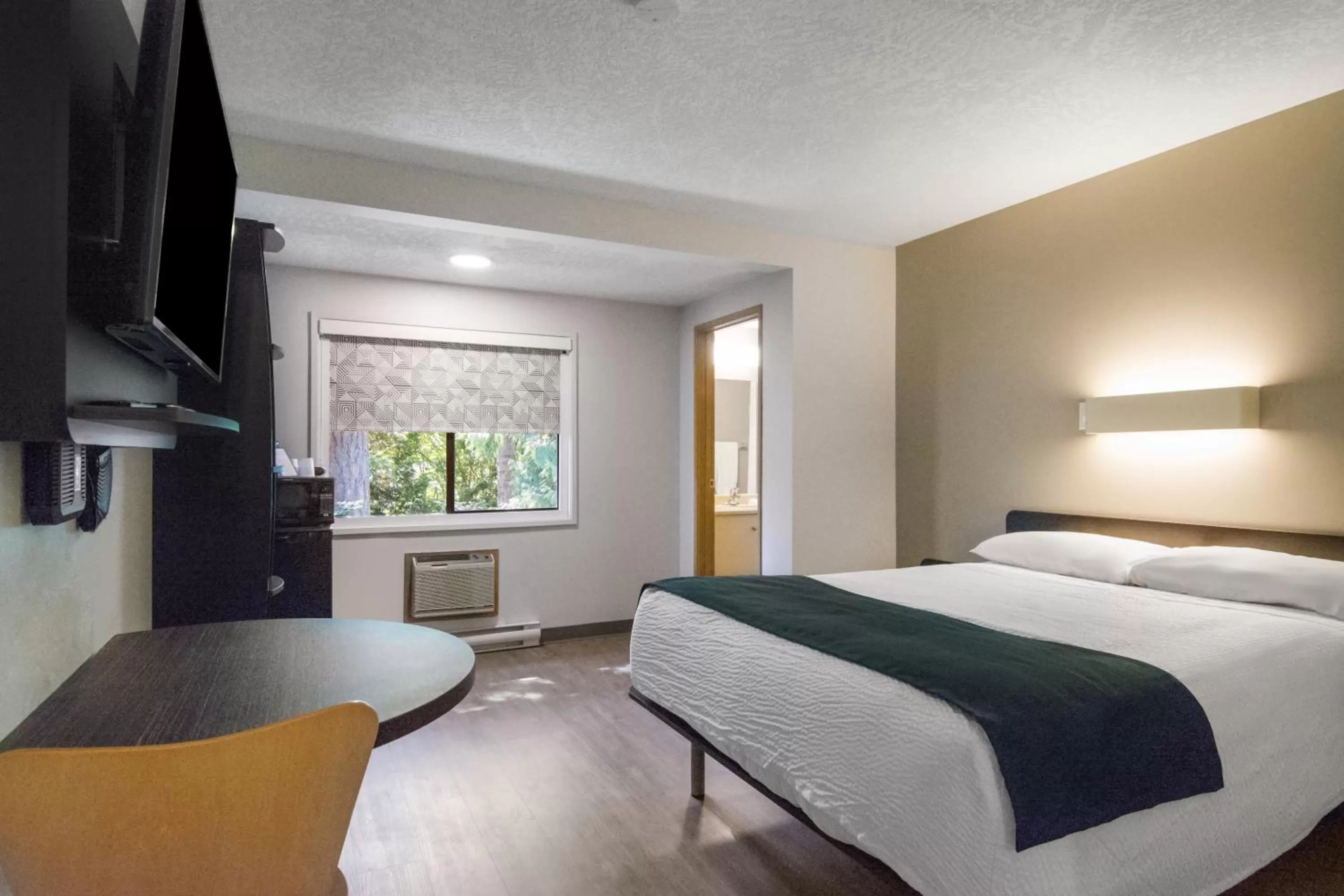 Photo of the whole room, Bed in Motel 6-Saanichton, BC - Victoria Airport