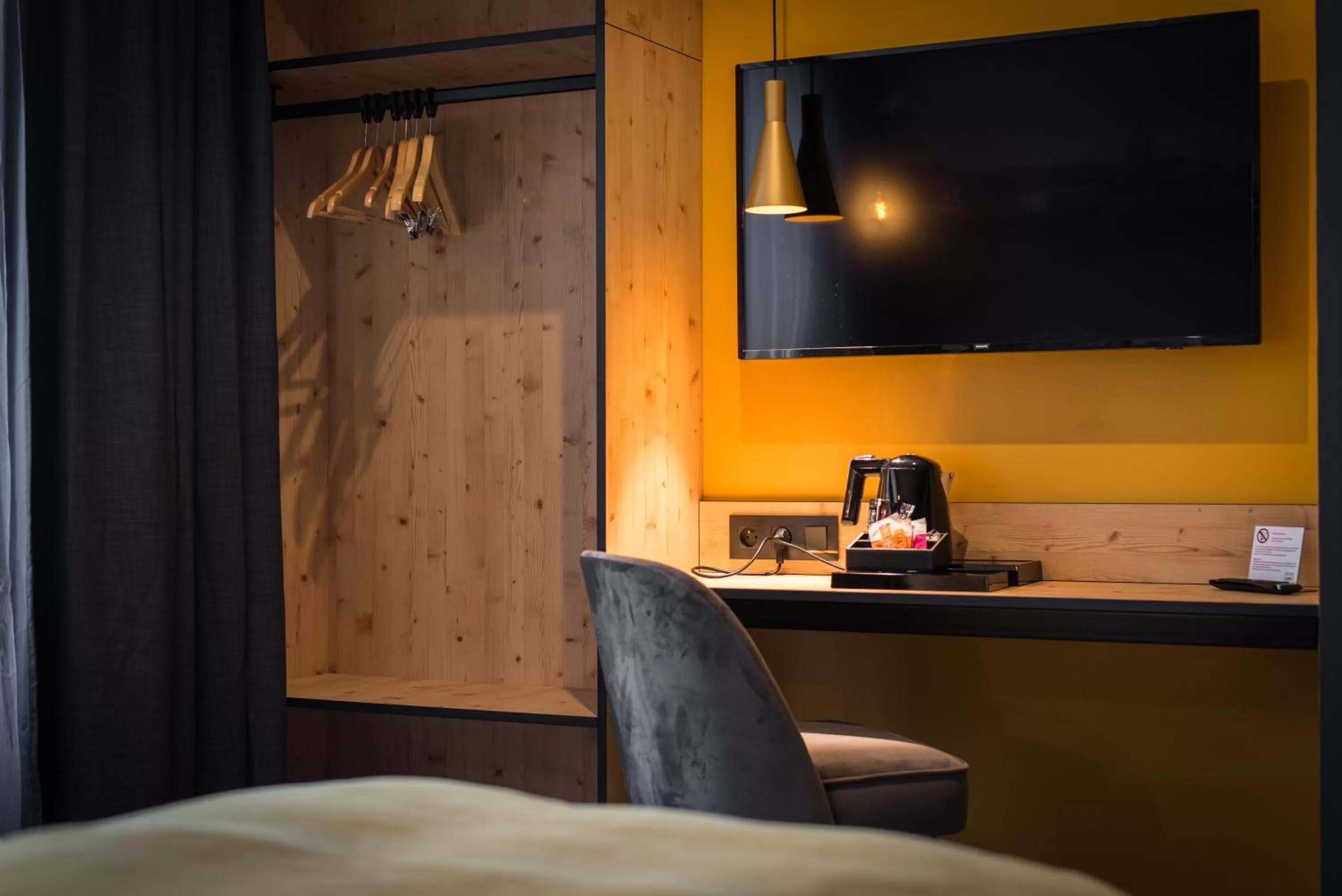 Communal lounge/ TV room in L' Hôtel & Spa Ribeauville- Haut-Koenigsbourg