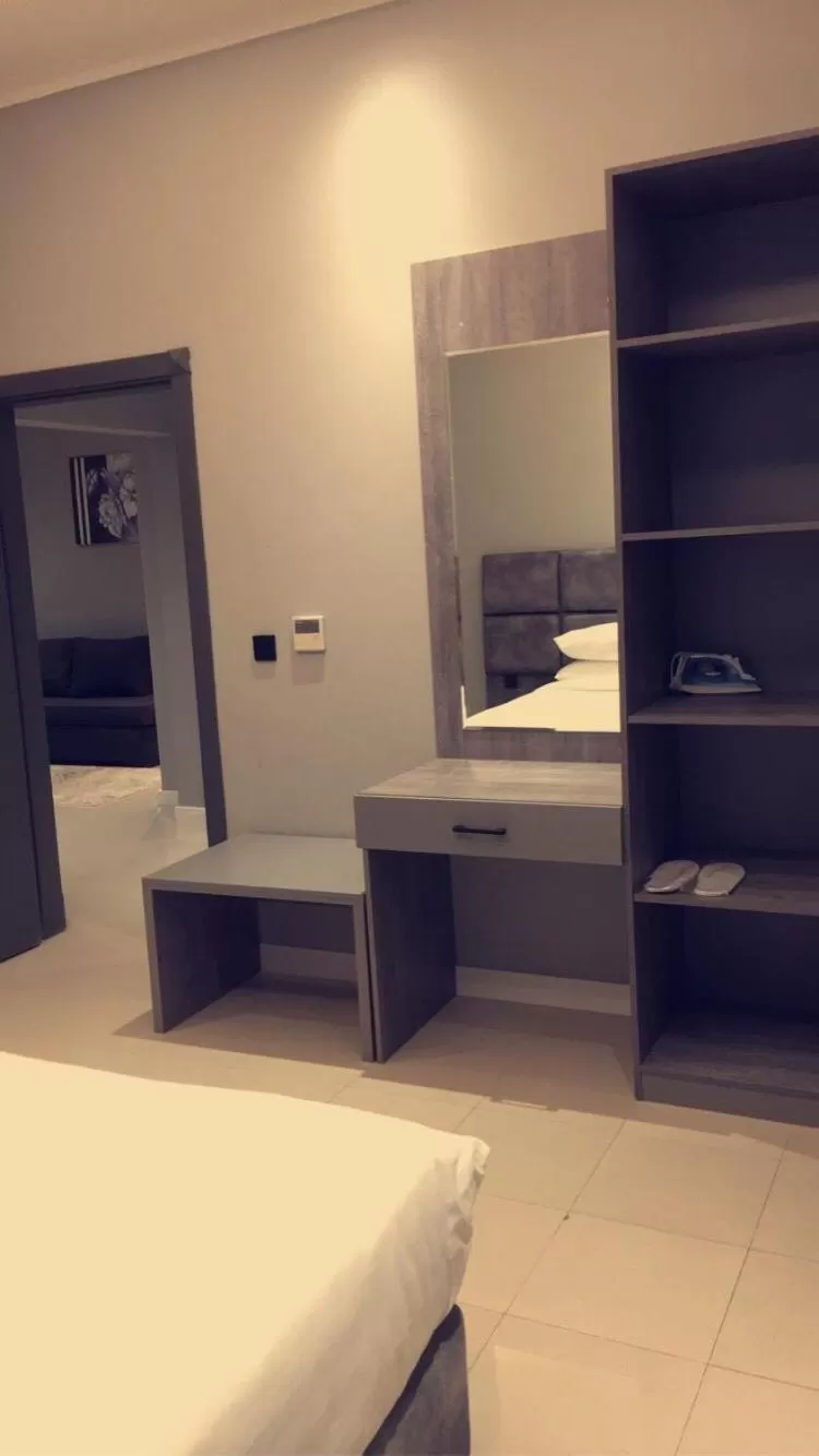 Bedroom, Bed in Voyage Apartments
