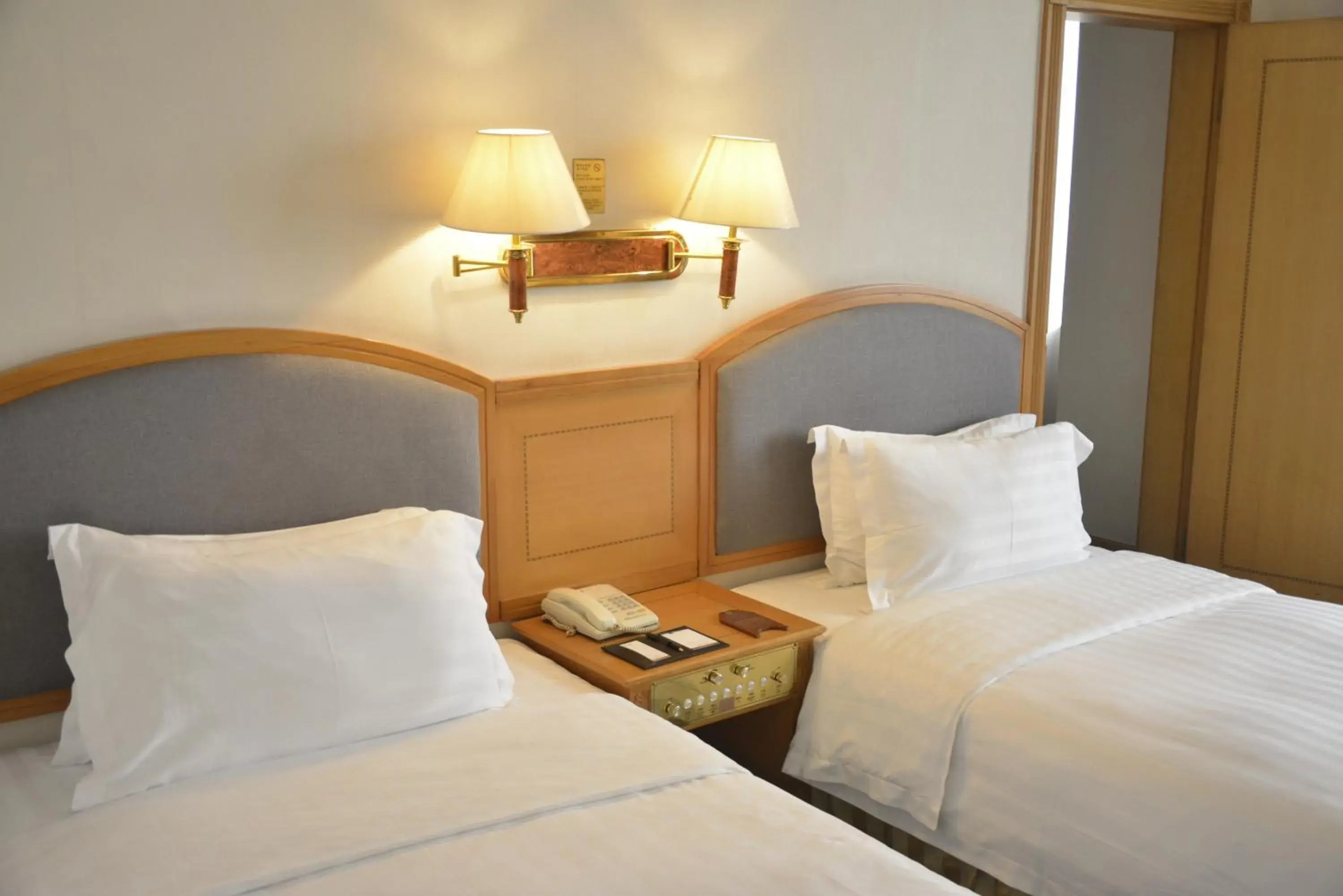 Deluxe Suite in Rosedale Hotel & Suite Deluxe Suite in Rosedale Hotel & Suite