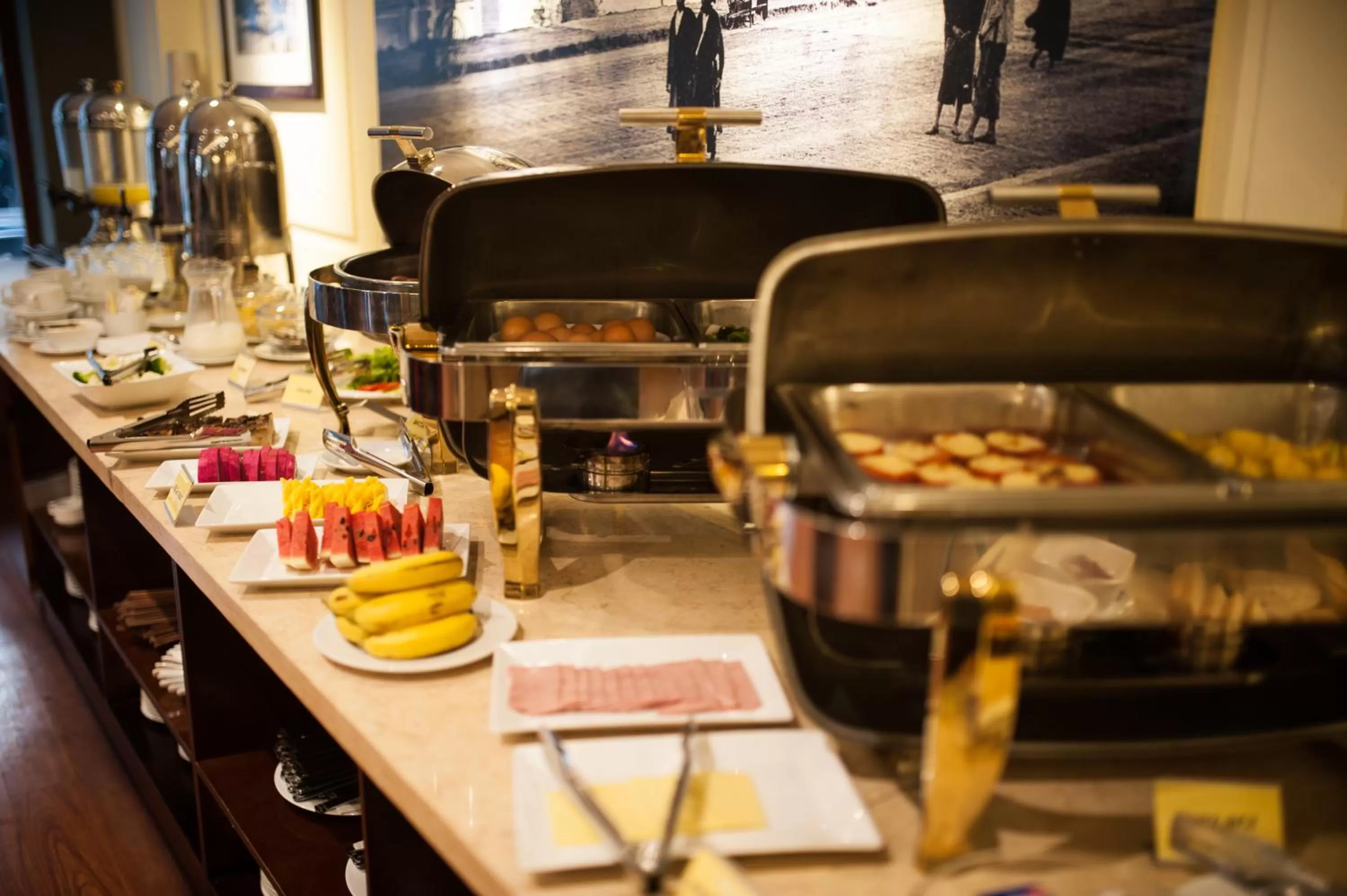 Restaurant/places to eat in Mon Regency Hotel