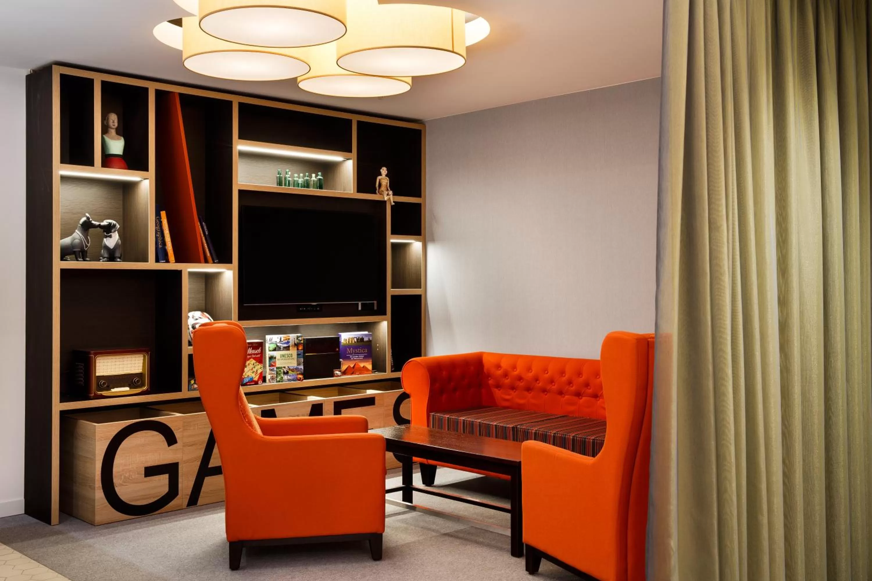 Lobby or reception, TV/Entertainment Center in Holiday Inn Dresden - City South, an IHG Hotel