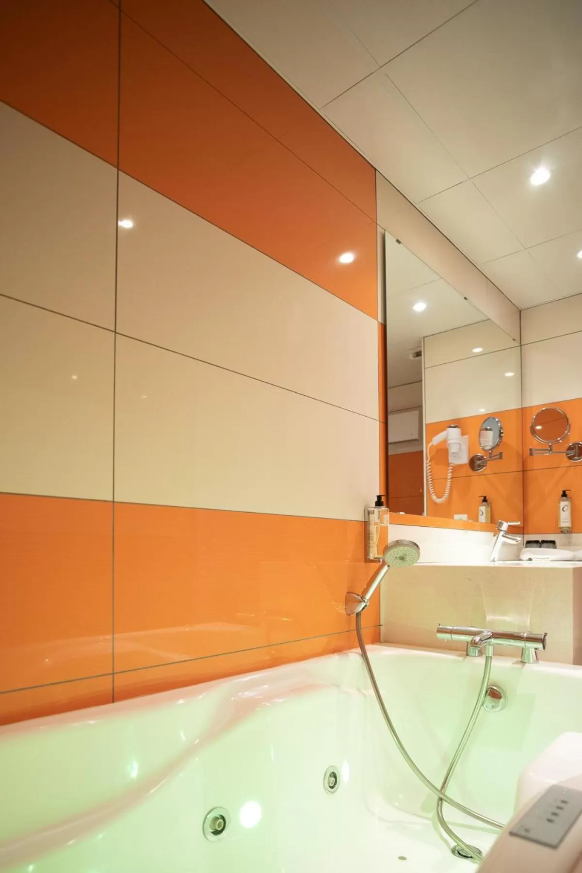 Hot Tub in The Originals Boutique, Actuel Hôtel, Saint-Etienne Aéroport