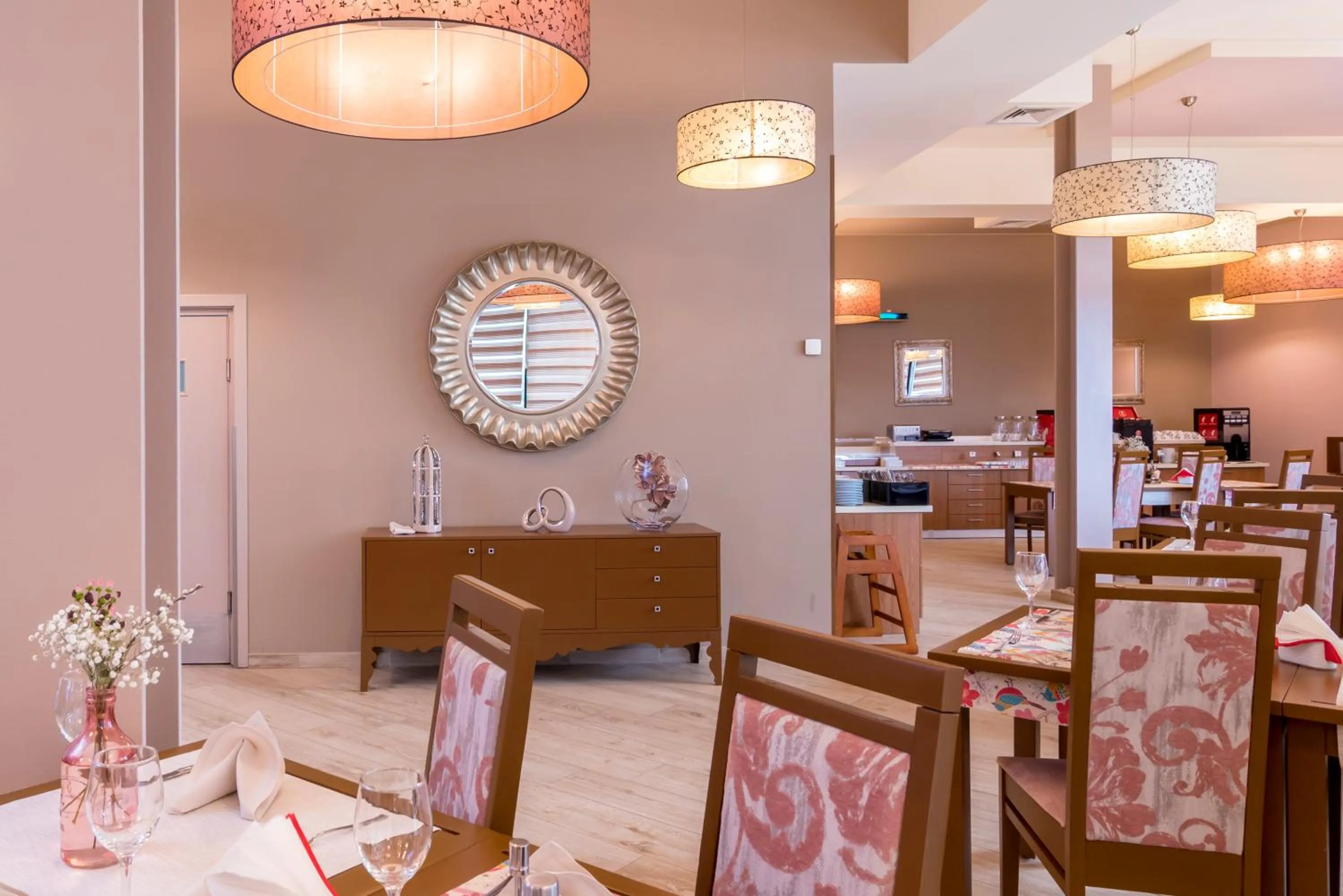 Restaurant/places to eat in West City Hotel