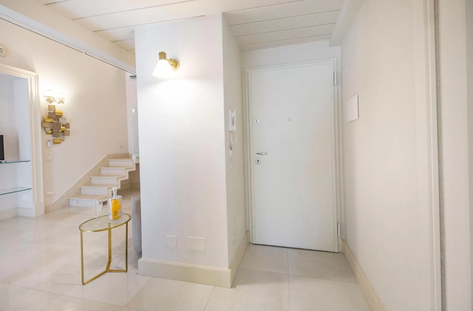 Seating area, Bathroom in Home dentro il teatro