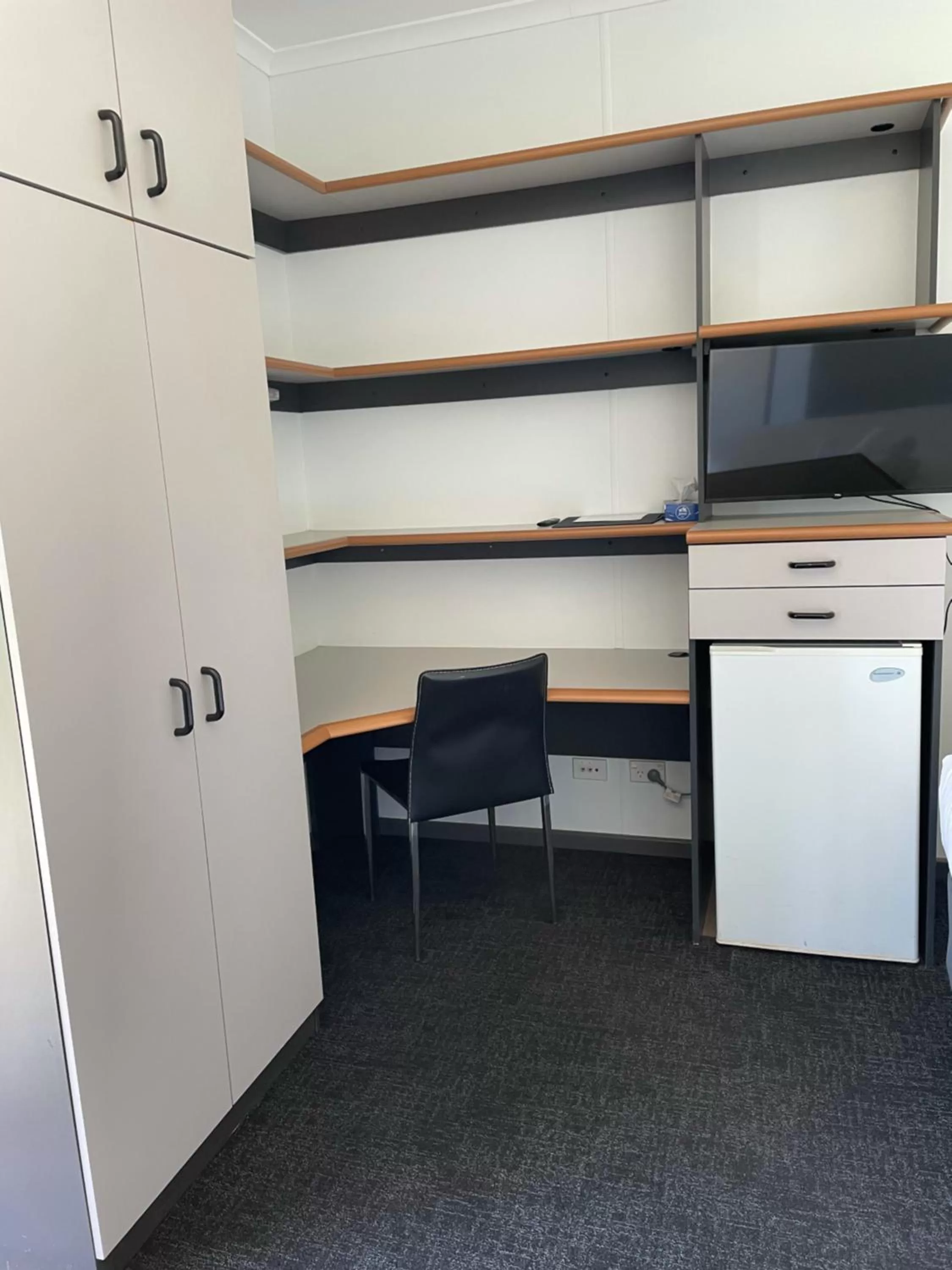 Kitchen or kitchenette in Manjimup Kingsley Motel