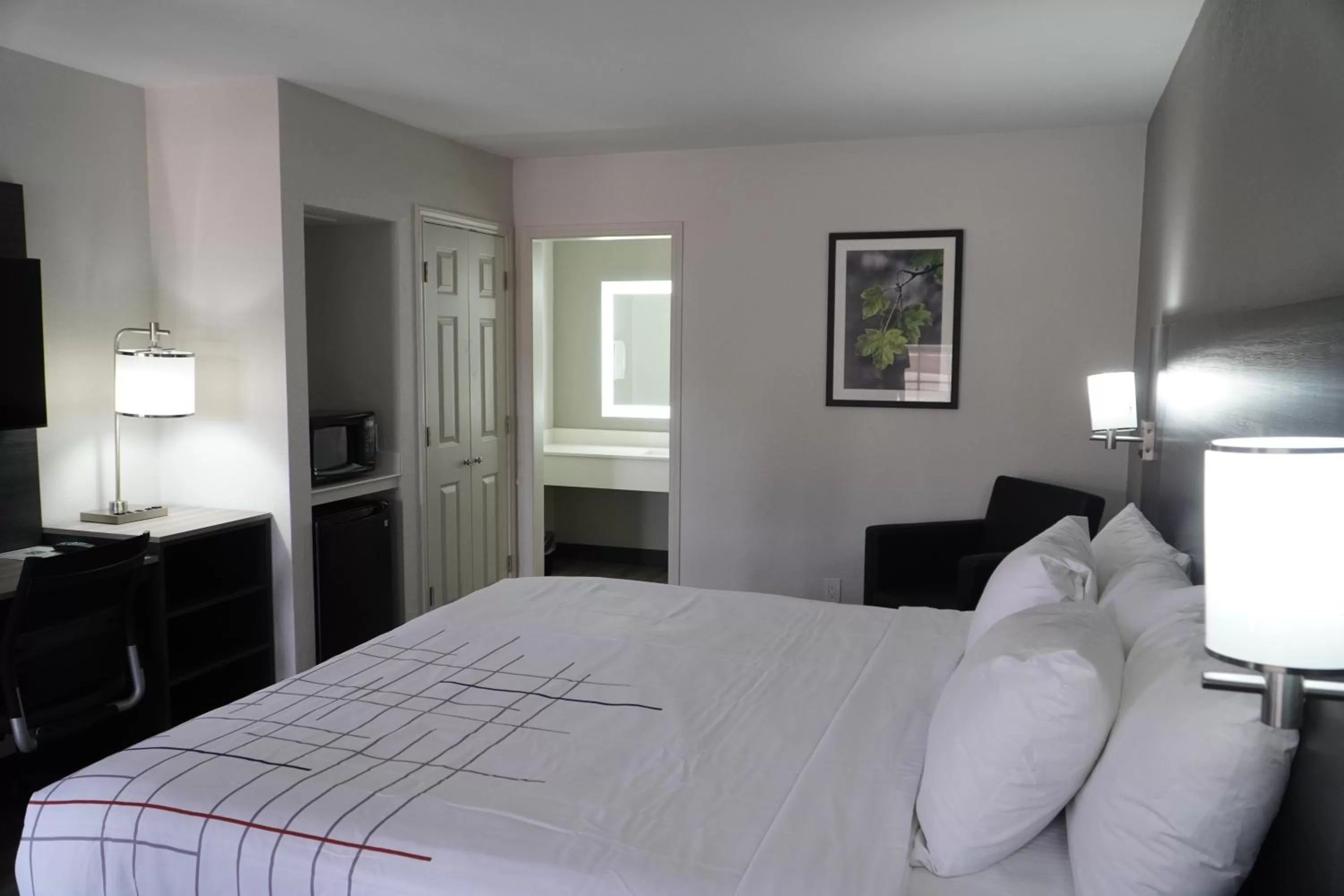 Bed in La Quinta Inn by Wyndham Dallas Uptown