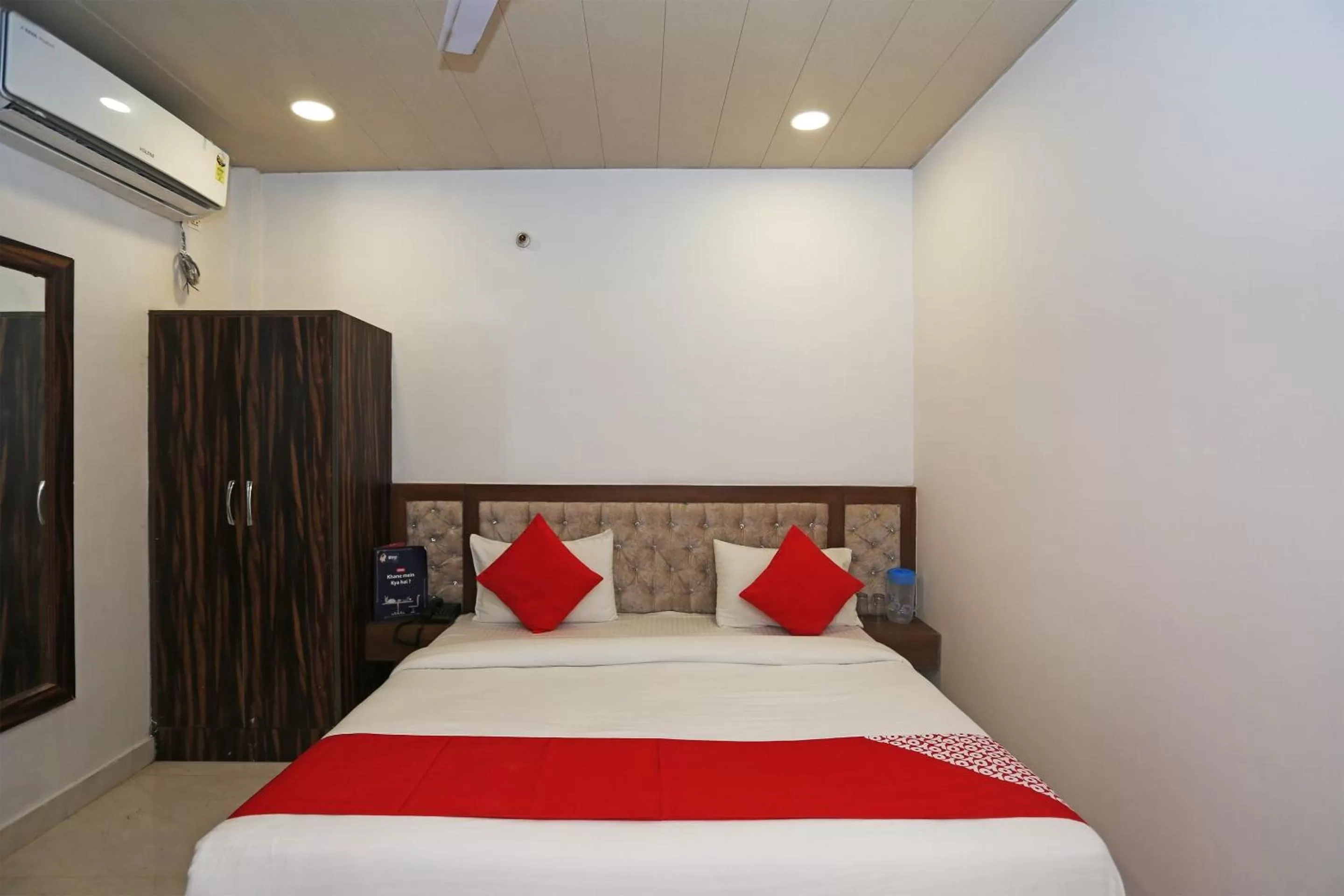 Bedroom, Bed in Super OYO Capital O Hotel Rosewood Inn