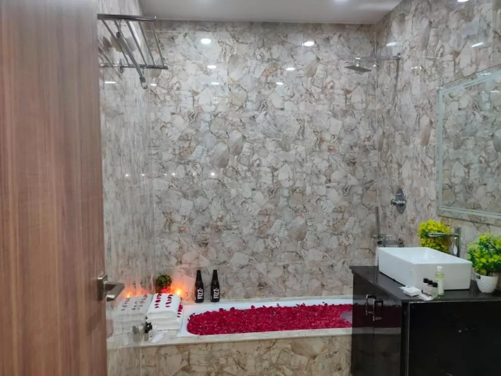 HOTEL CENTRAL SQUARE "A Couple Friendly Hotel"