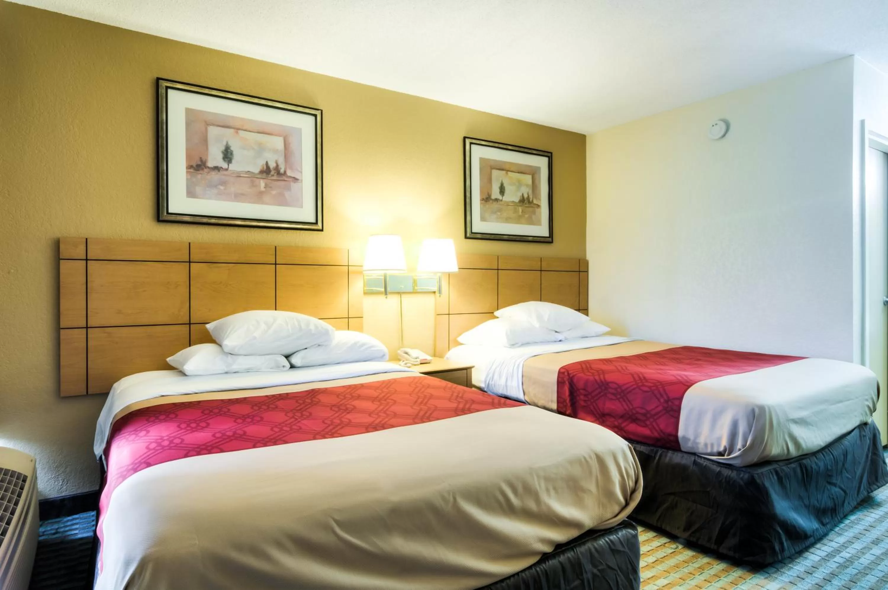 Double Room with Two Double Beds - Smoking in Econo Lodge