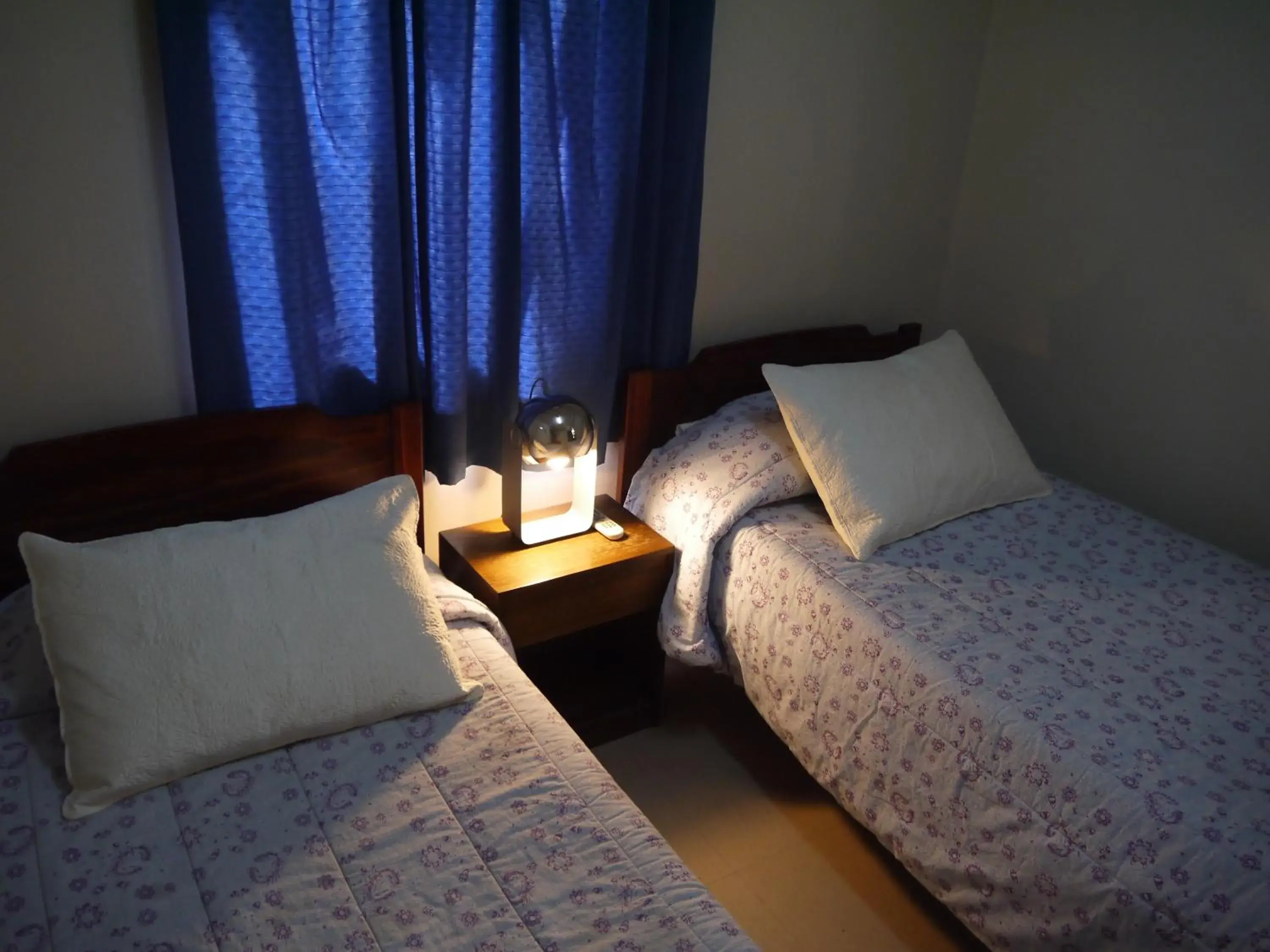 Twin Room with Shared Bathroom in Hostal Americano Twin Room with Shared Bathroom in Hostal Americano