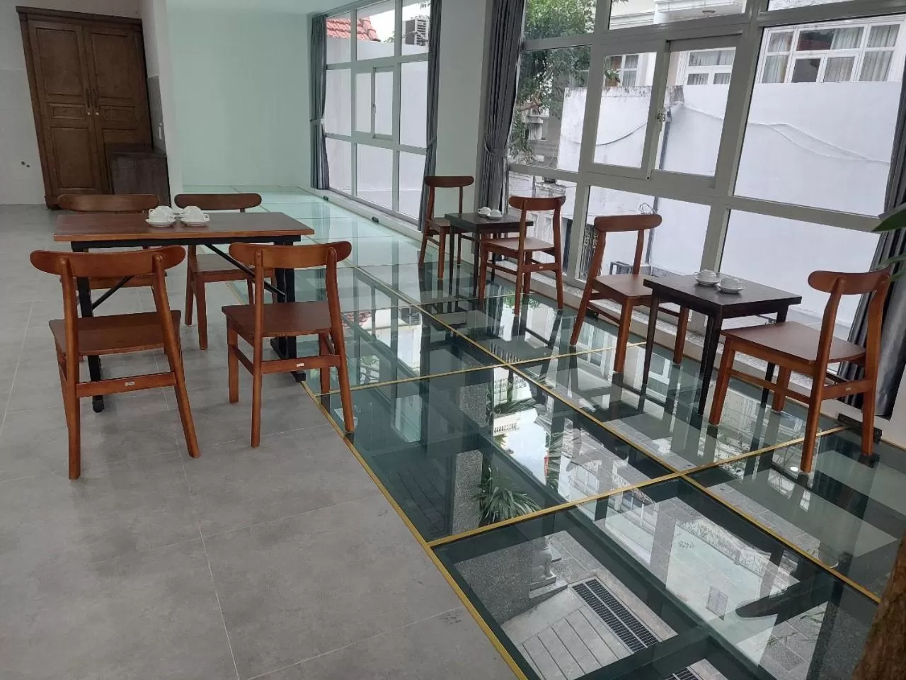 Restaurant/places to eat in Hotel Home