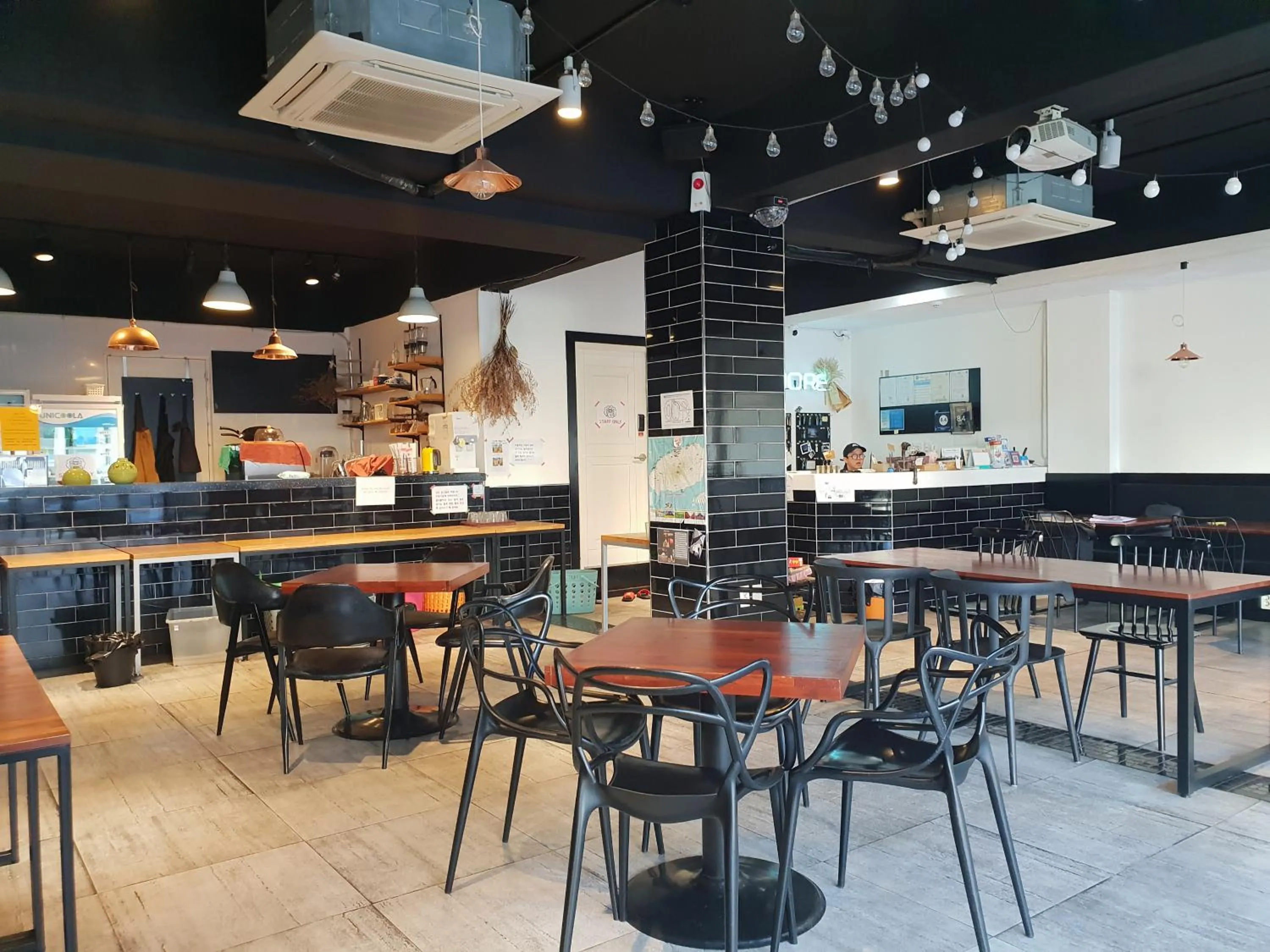 Dining area in SUM Guesthouse Jeju Airport