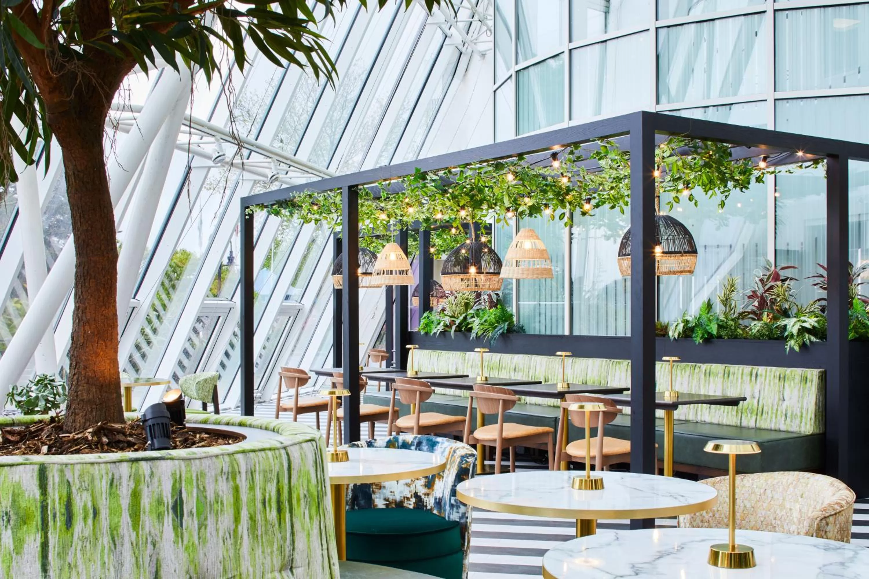 Lounge or bar in Leonardo Royal Southampton Grand Harbour