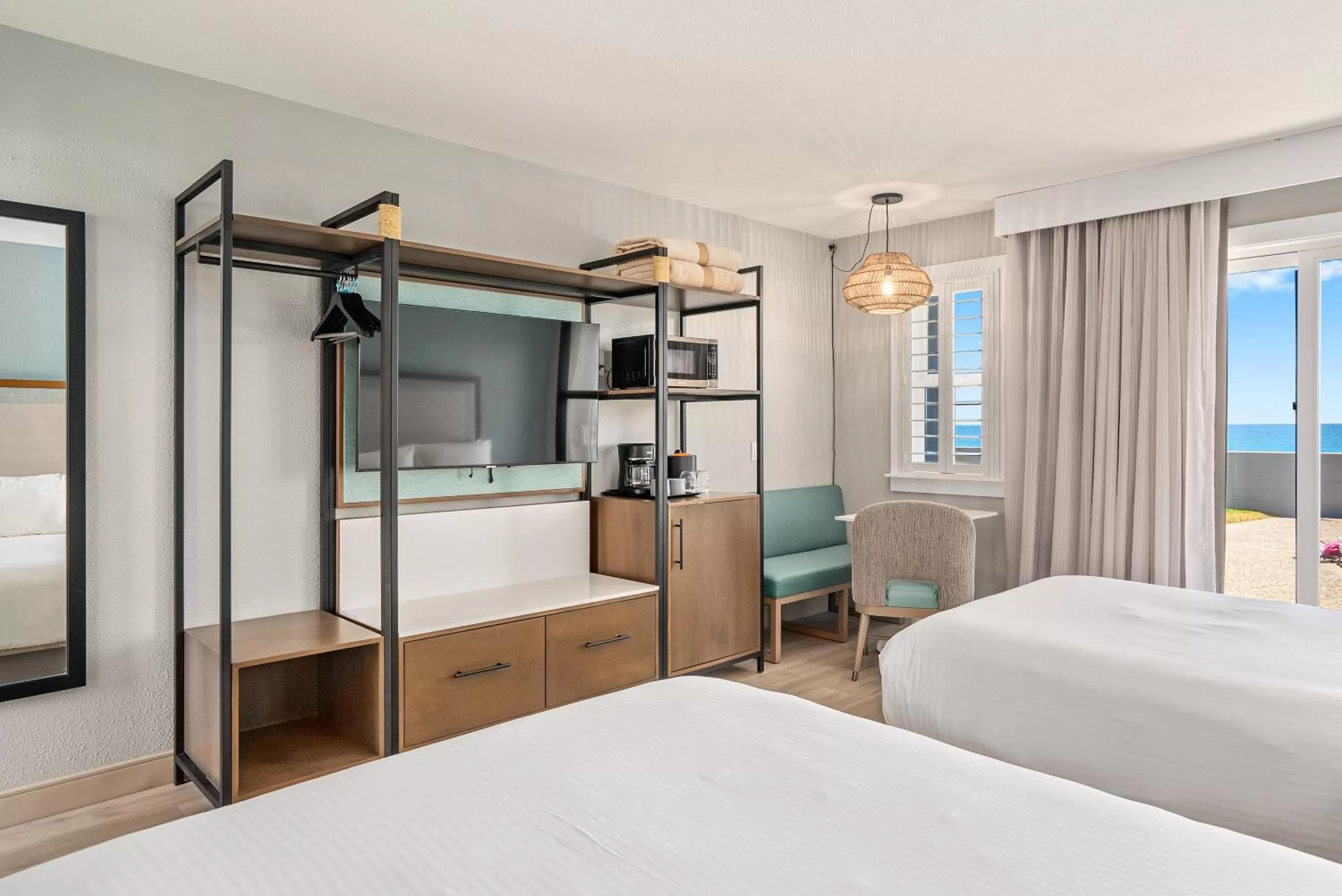 Photo of the whole room, Bed in Shoreline Inn...on the beach